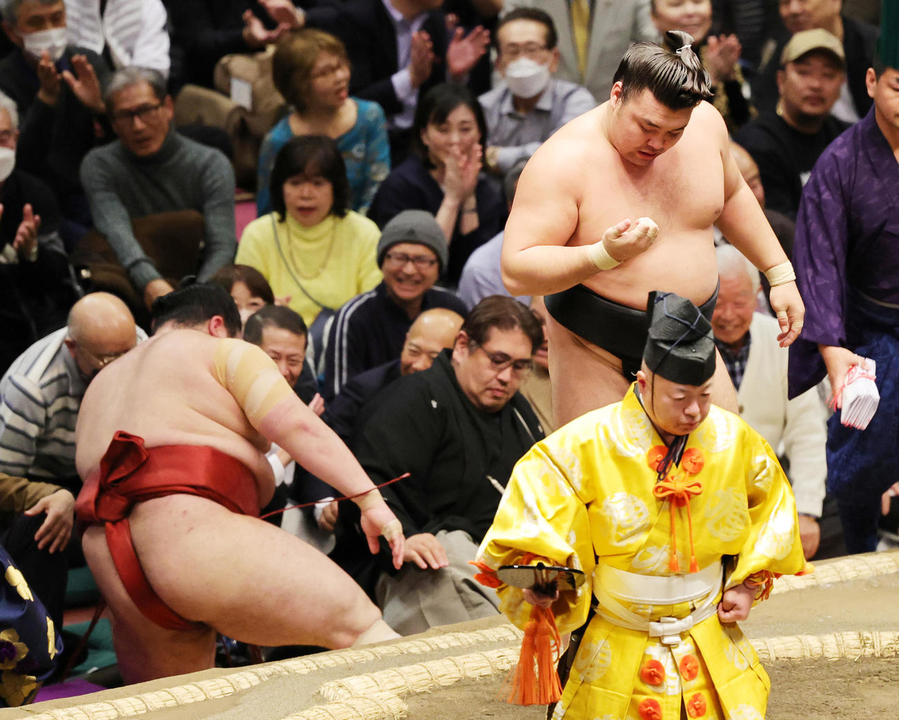 熱海富士（奥）を寄りきりで破った霧島（撮影・野上伸悟）