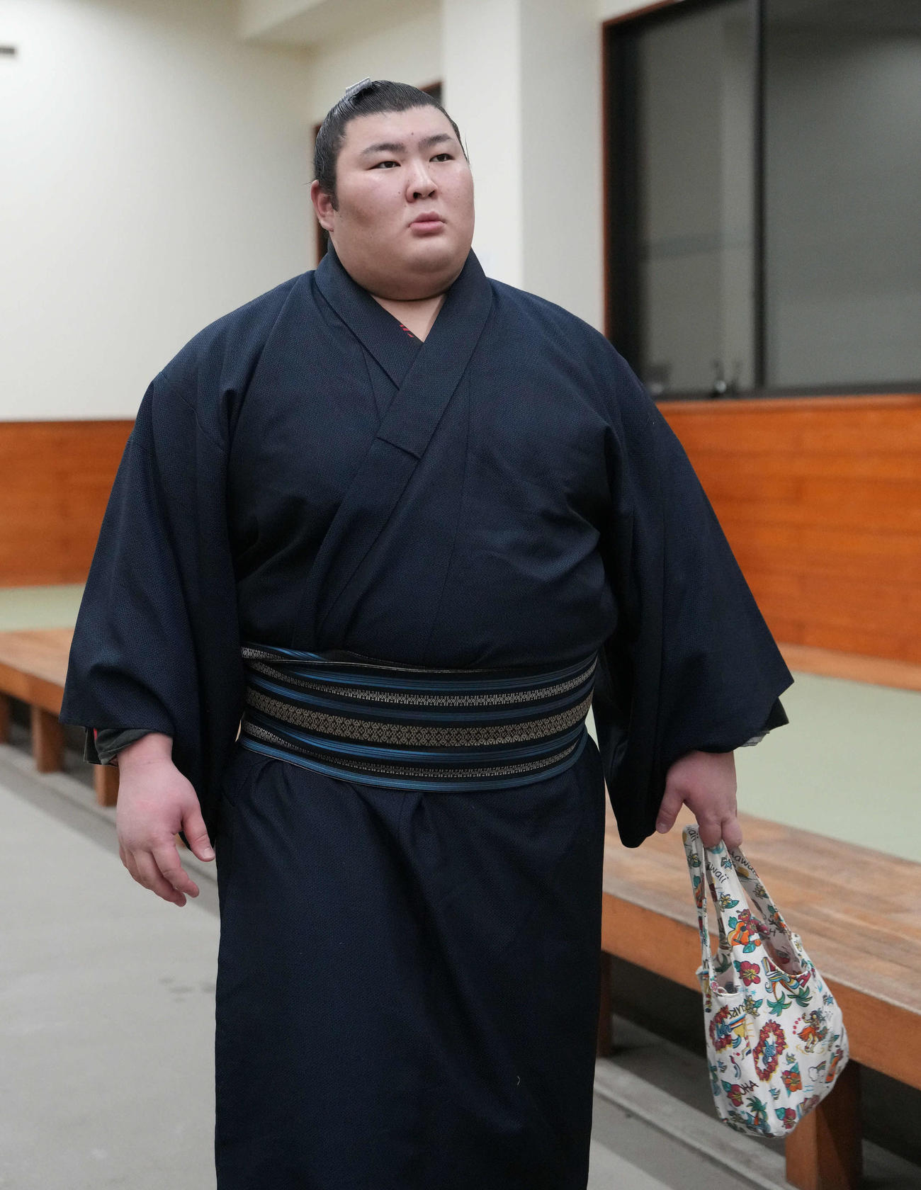 支度部屋から引き揚げる熱海富士（撮影・小沢裕）