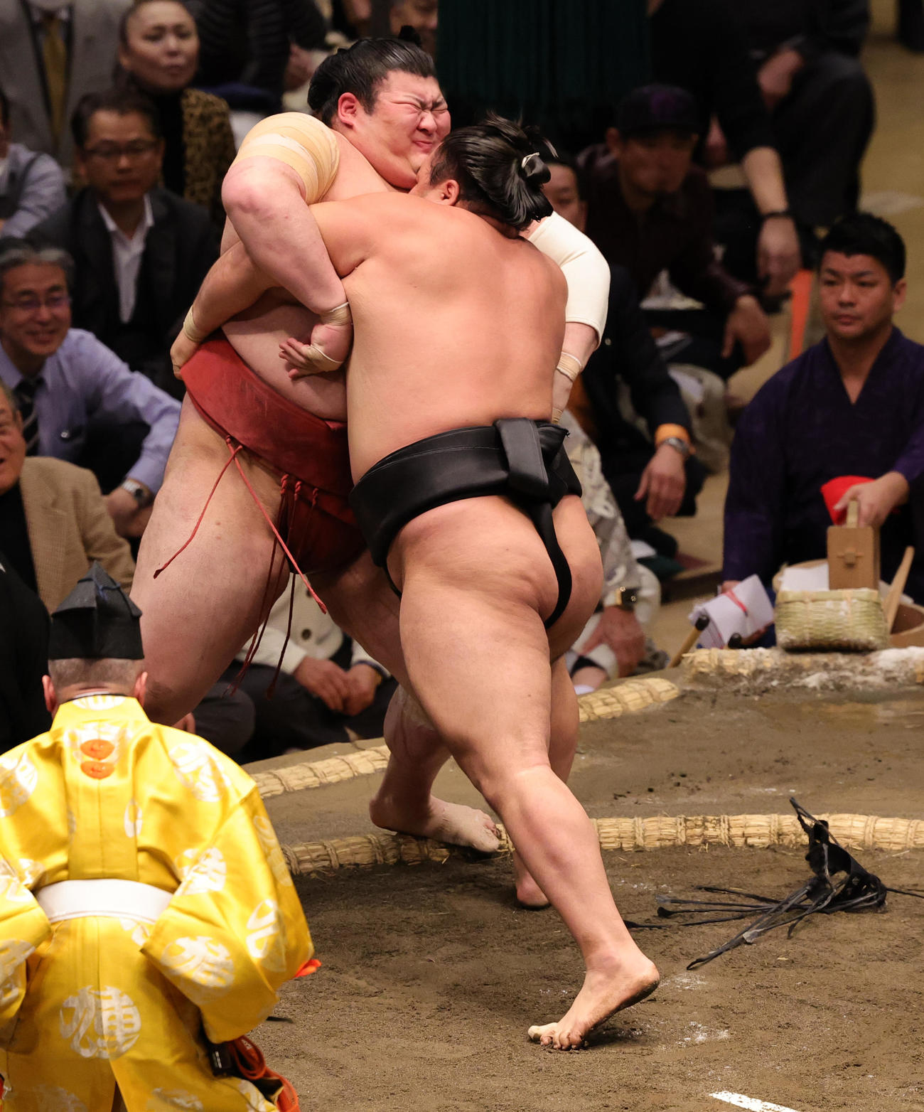熱海富士（奥）を寄りきりで破った霧島（撮影・野上伸悟）