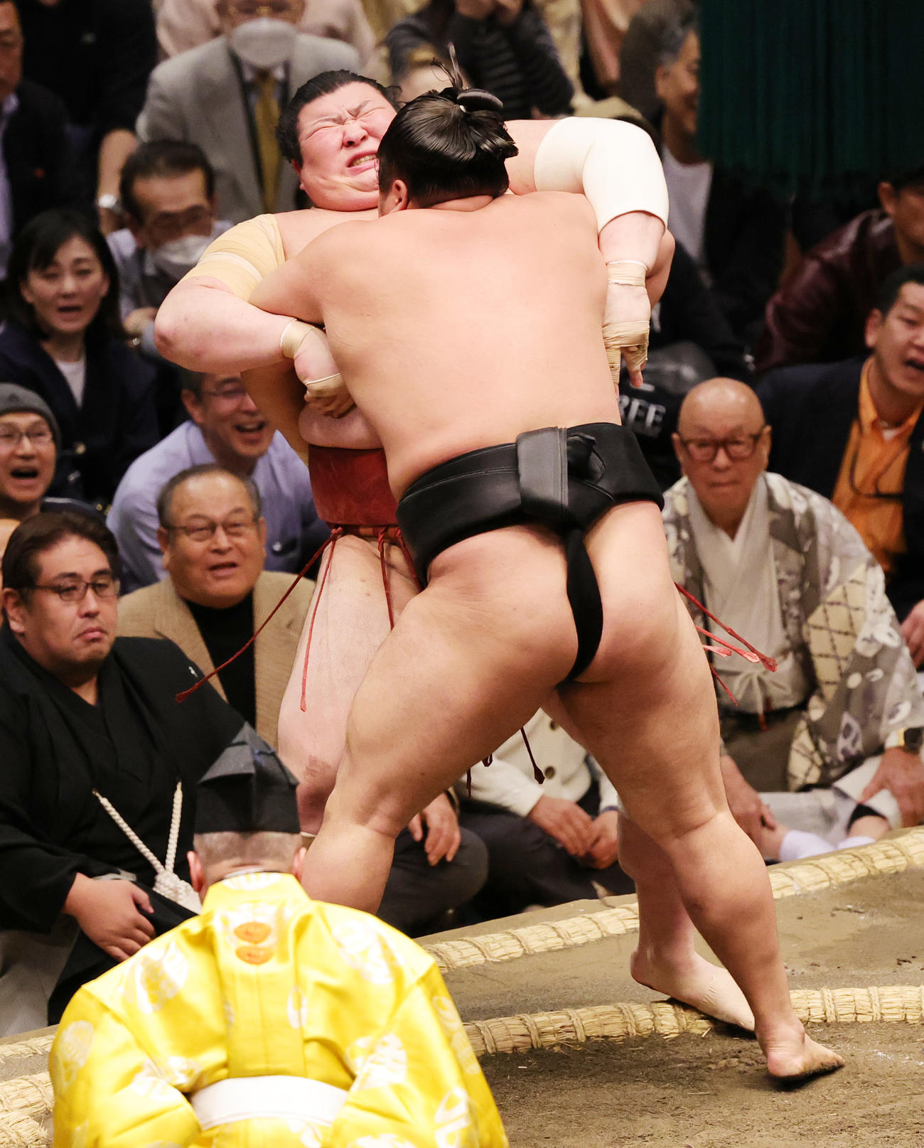 熱海富士（奥）を寄りきりで破った霧島（撮影・野上伸悟）