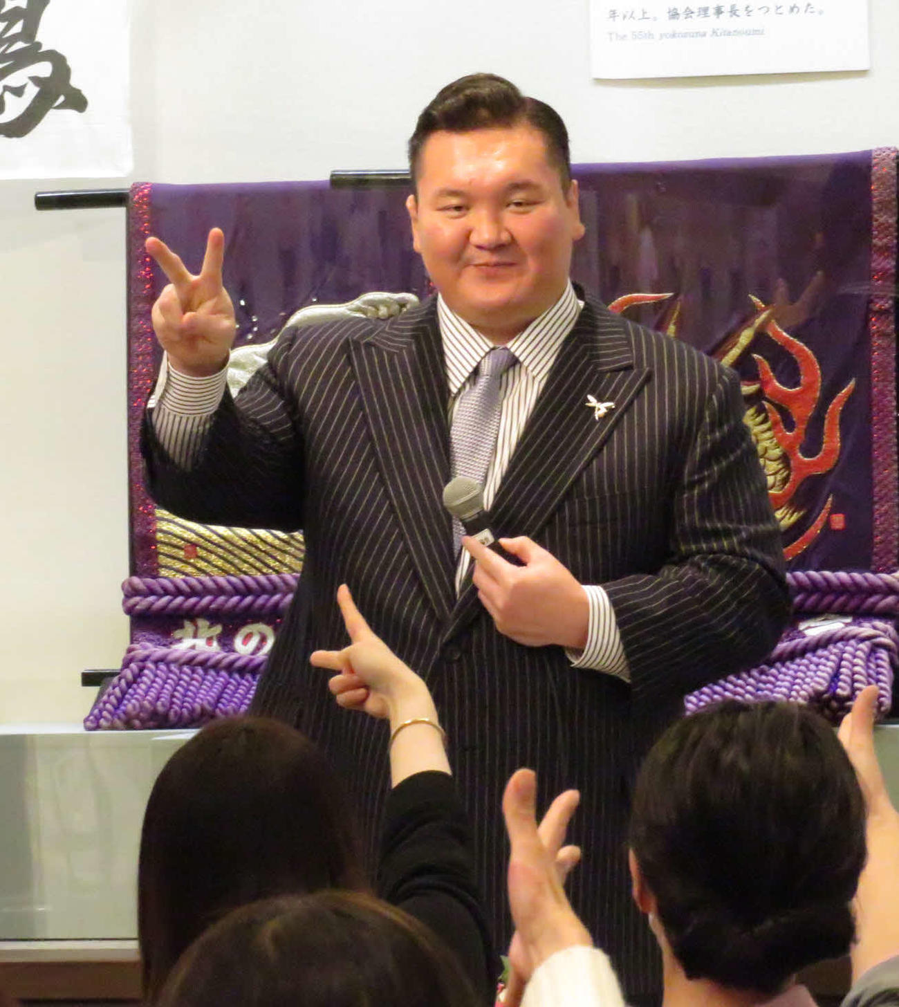 トークショーの最後に参加者とじゃんけん大会を行った宮城野親方