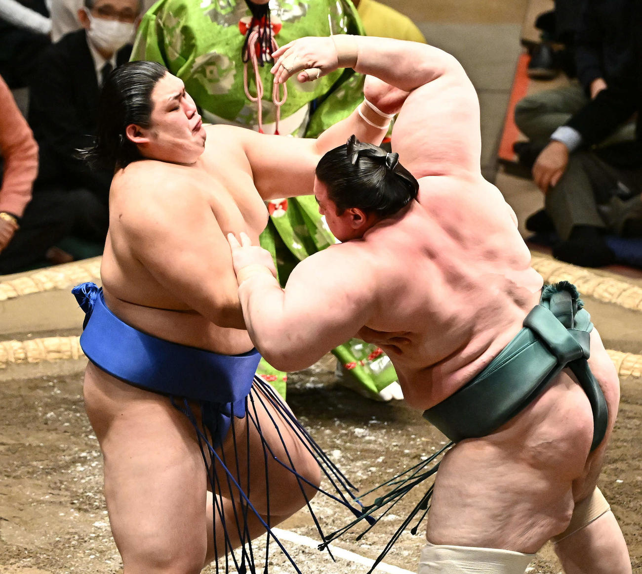 大の里（左）は碧山を攻める（撮影・滝沢徹郎）