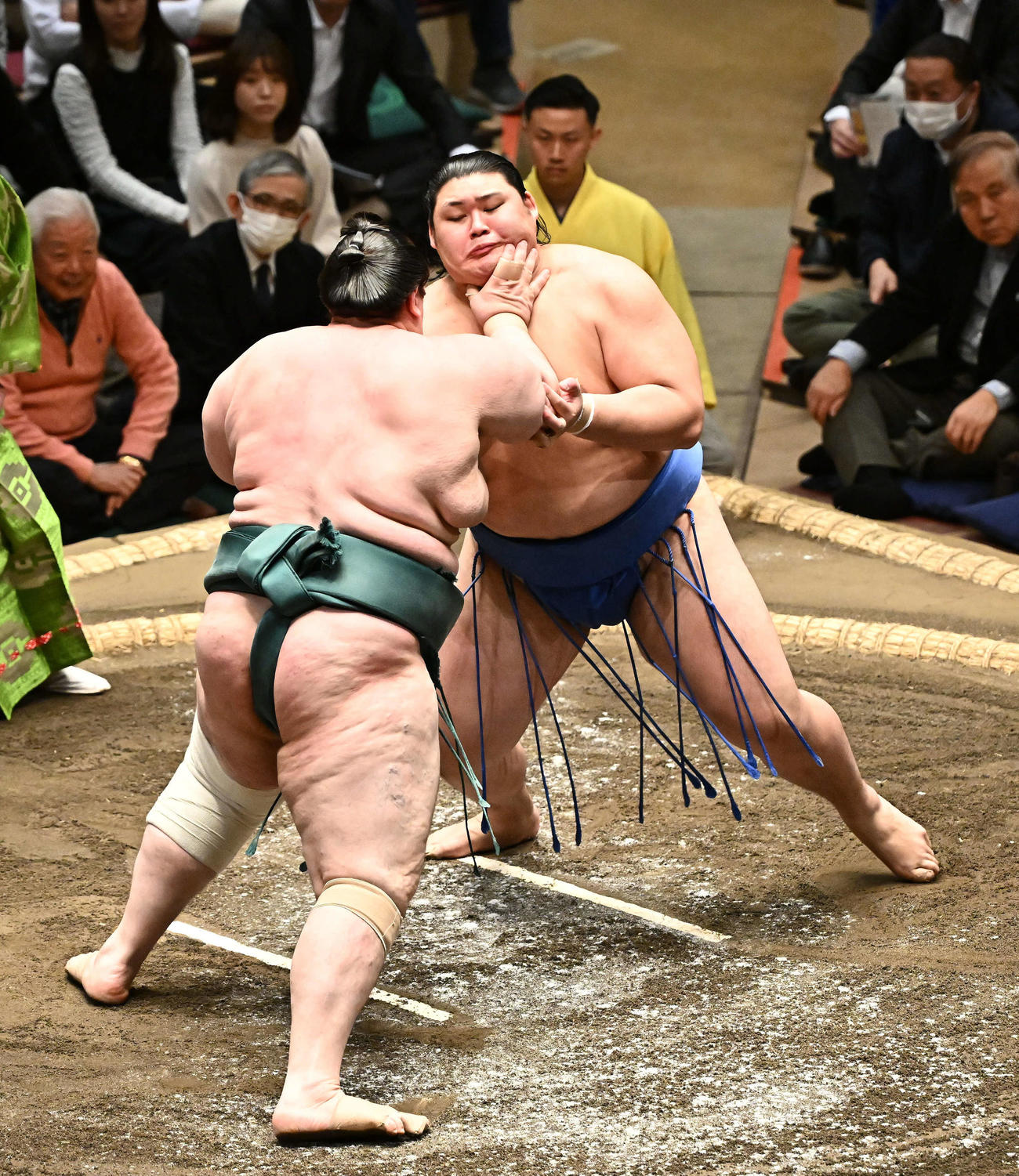 大の里（右）は碧山を攻める（撮影・滝沢徹郎）