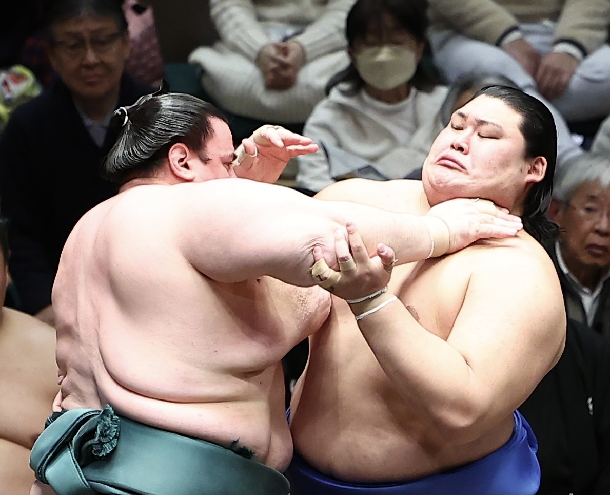 碧山（左）ののど輪に耐える大の里（撮影・河田真司）
