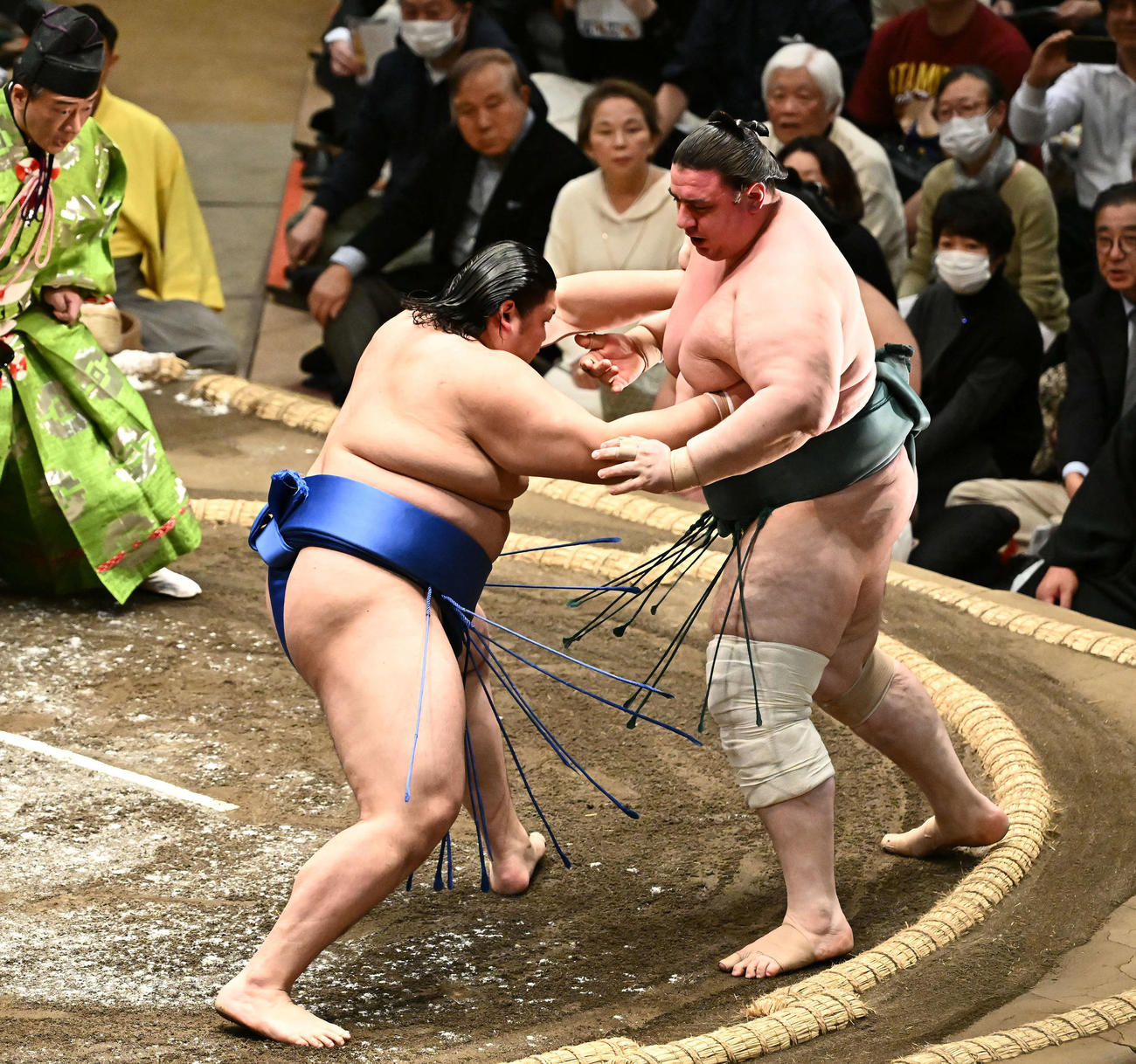 大の里（左）は碧山を押し出しで破る（撮影・滝沢徹郎）