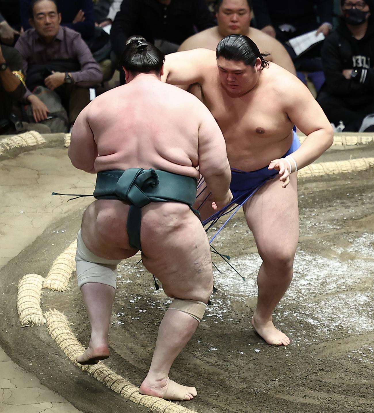 碧山（左）を押し出しで破る大の里（撮影・河田真司）