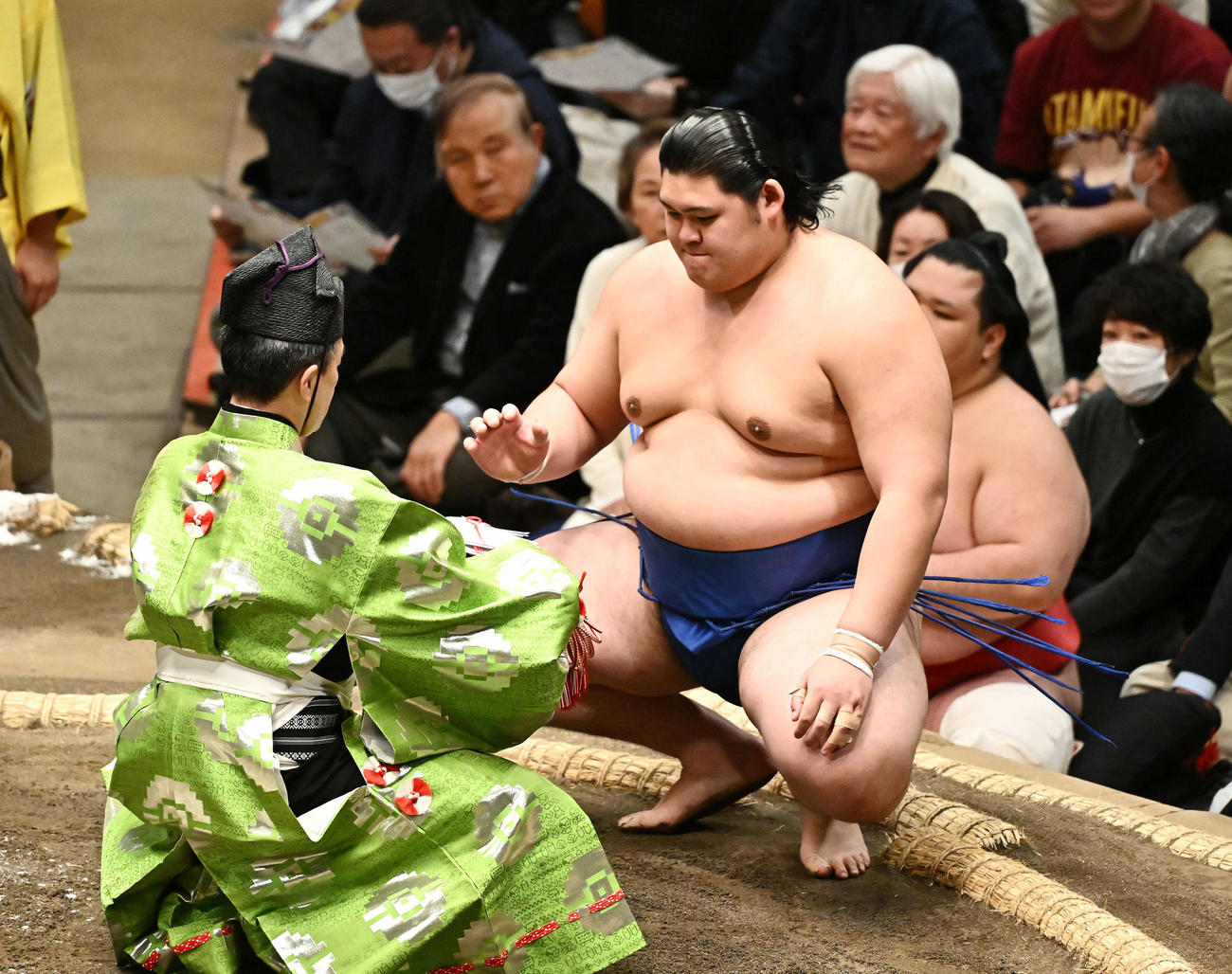 大の里は碧山を破り懸賞を受け取る（撮影・滝沢徹郎）