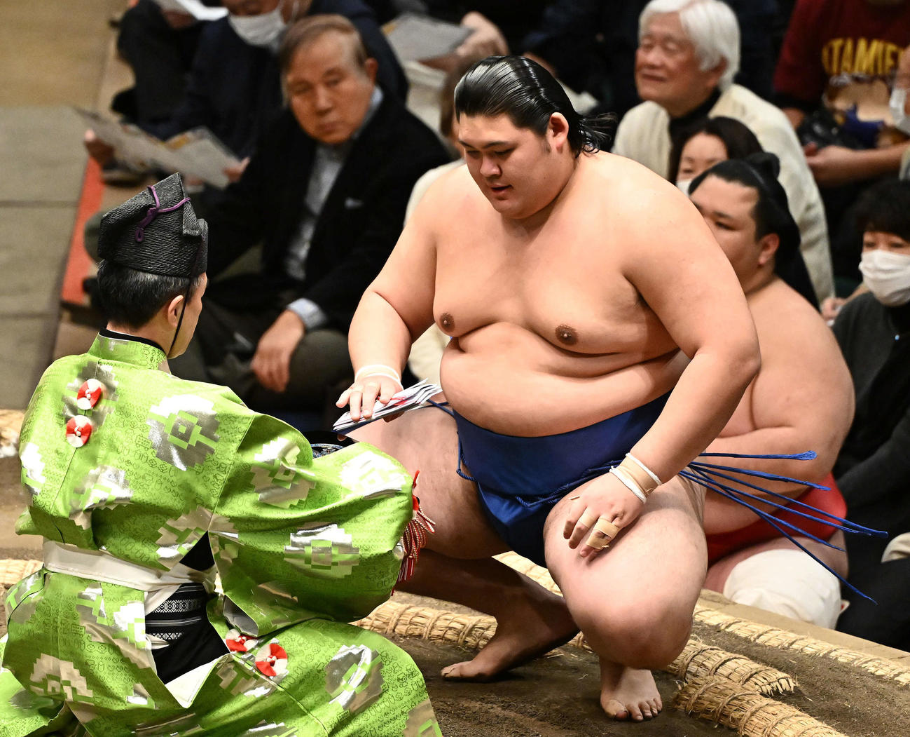 大の里は碧山を破り懸賞を受け取る（撮影・滝沢徹郎）