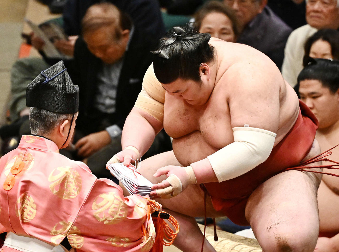 熱海富士は翔猿を破り懸賞を受け取る（撮影・滝沢徹郎）