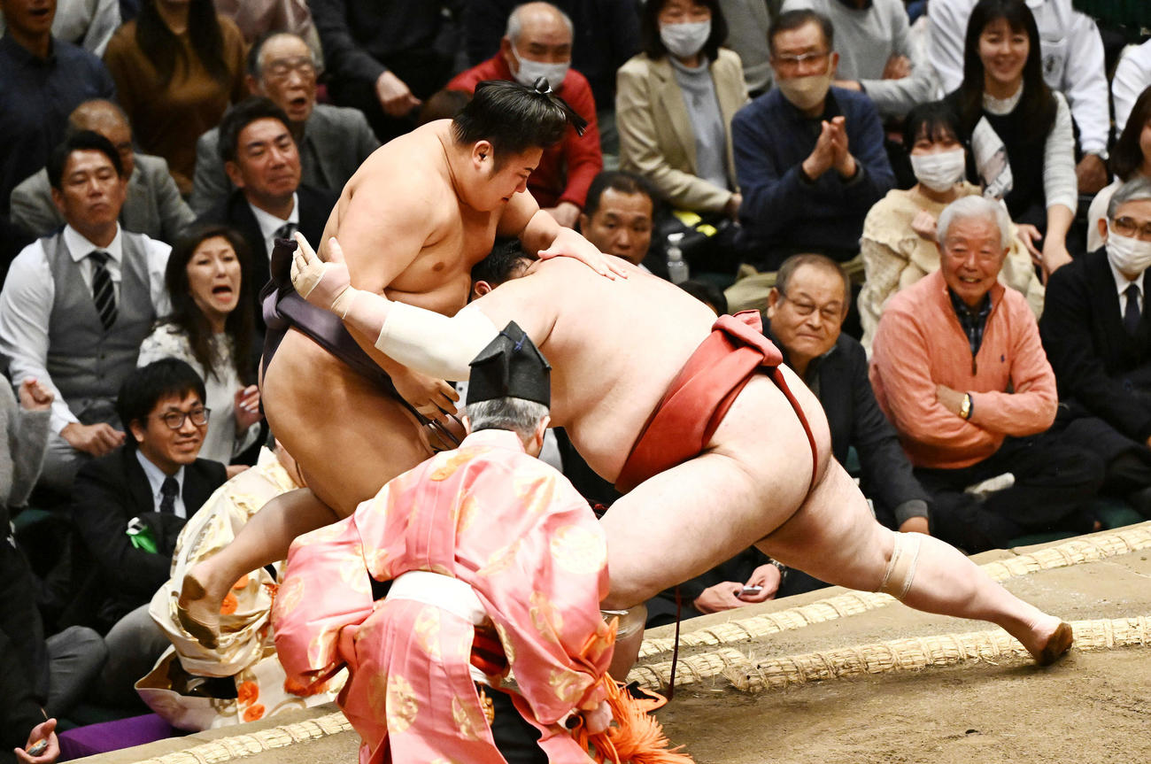 翔猿（左）を押し出しで破る熱海富士（撮影・滝沢徹郎）