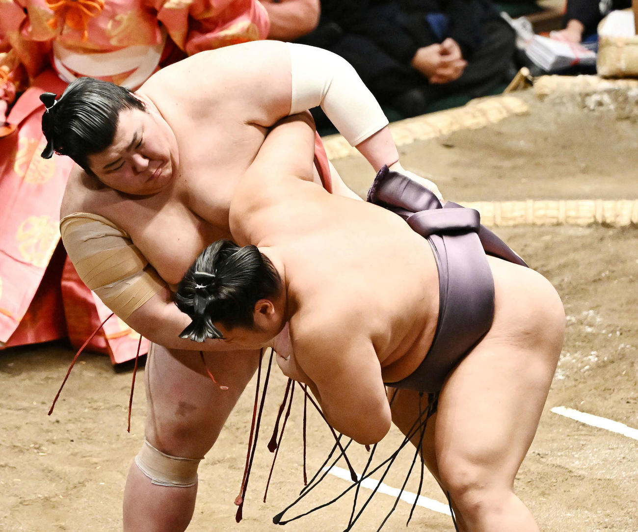 熱海富士（左）は翔猿を攻める（撮影・滝沢徹郎）