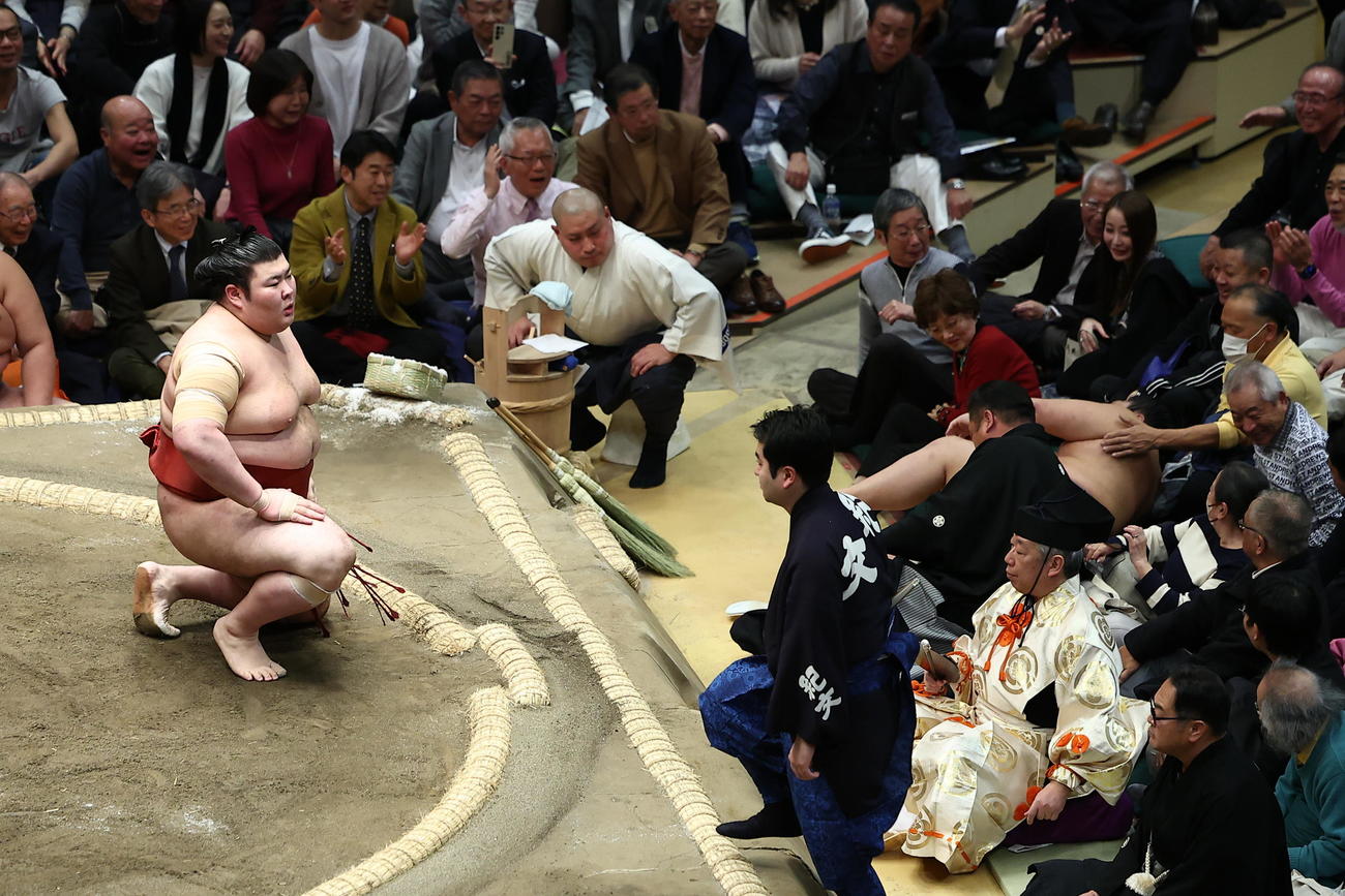 熱海富士（左）は翔猿を押し出しで破る（撮影・河田真司）