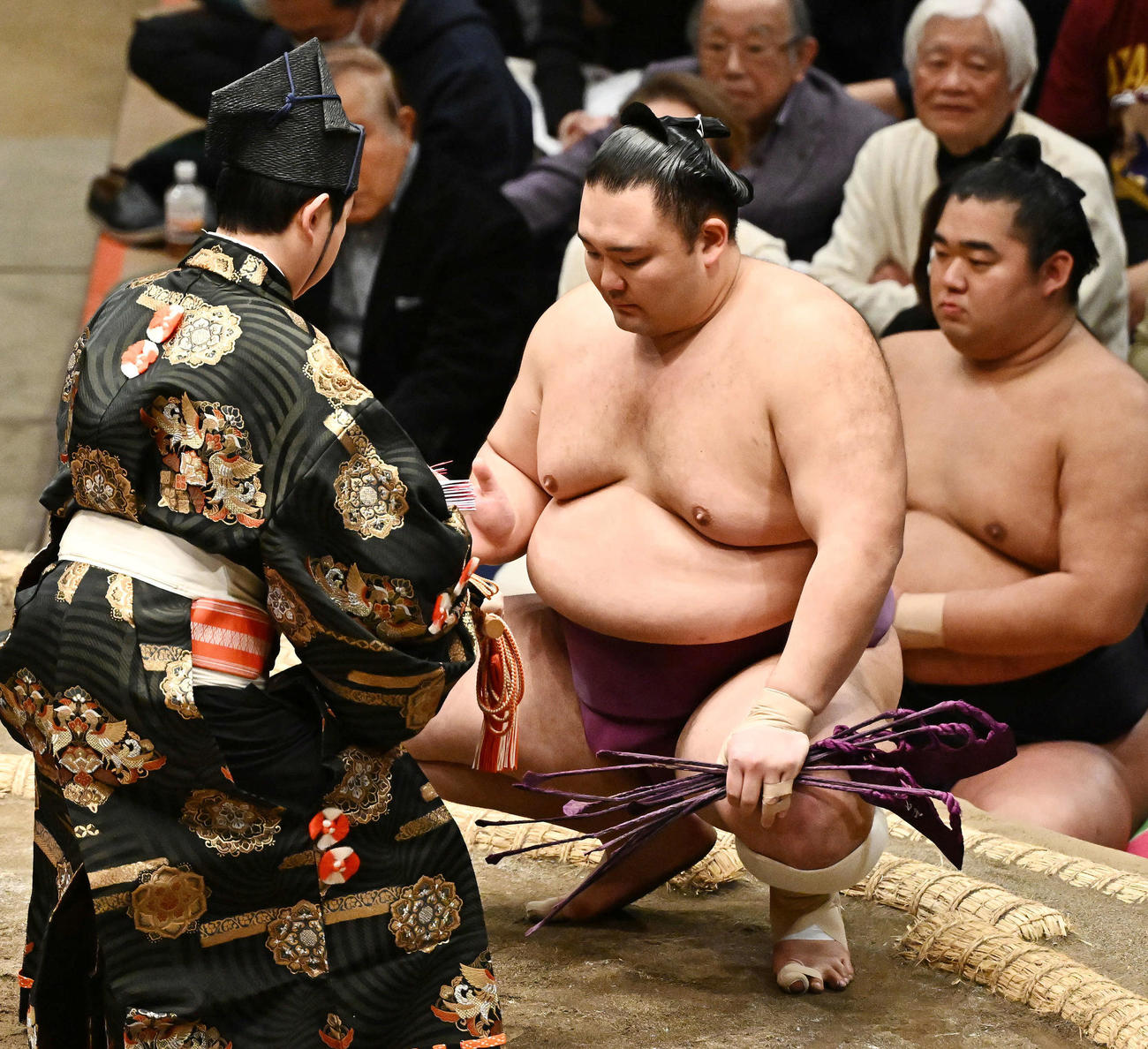 朝乃山は平戸海を破り懸賞を受け取る（撮影・滝沢徹郎）