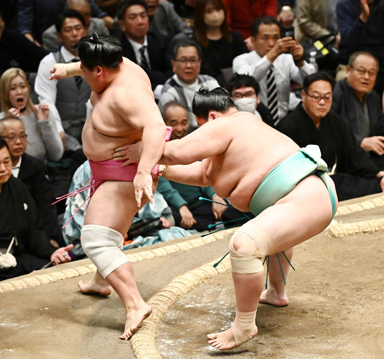 琴ノ若（右）は宇良を送り出しで破る（撮影・滝沢徹郎）