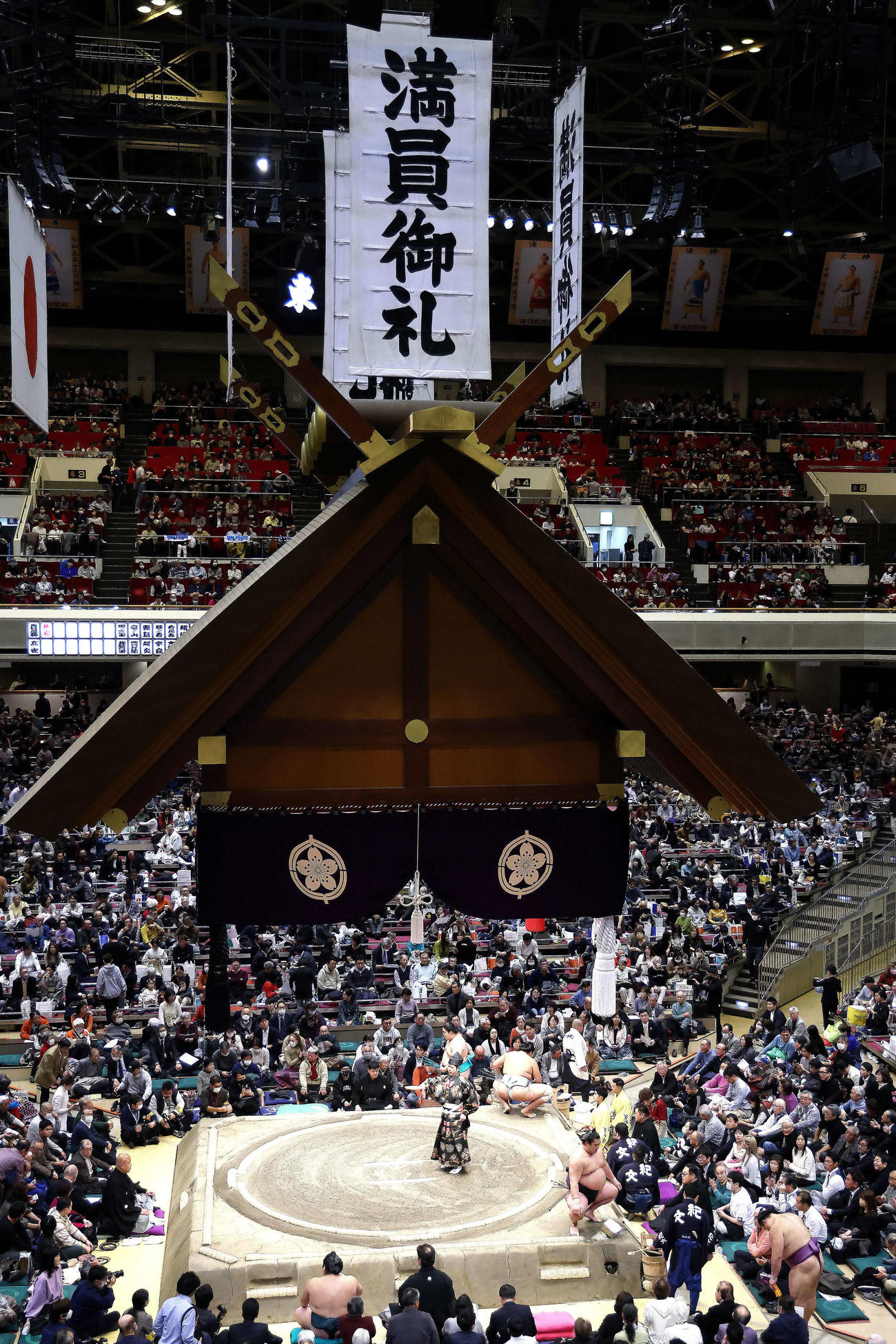 平戸海を寄り切りで破り、花道から引き揚げる朝乃山（右下）（撮影・河田真司）
