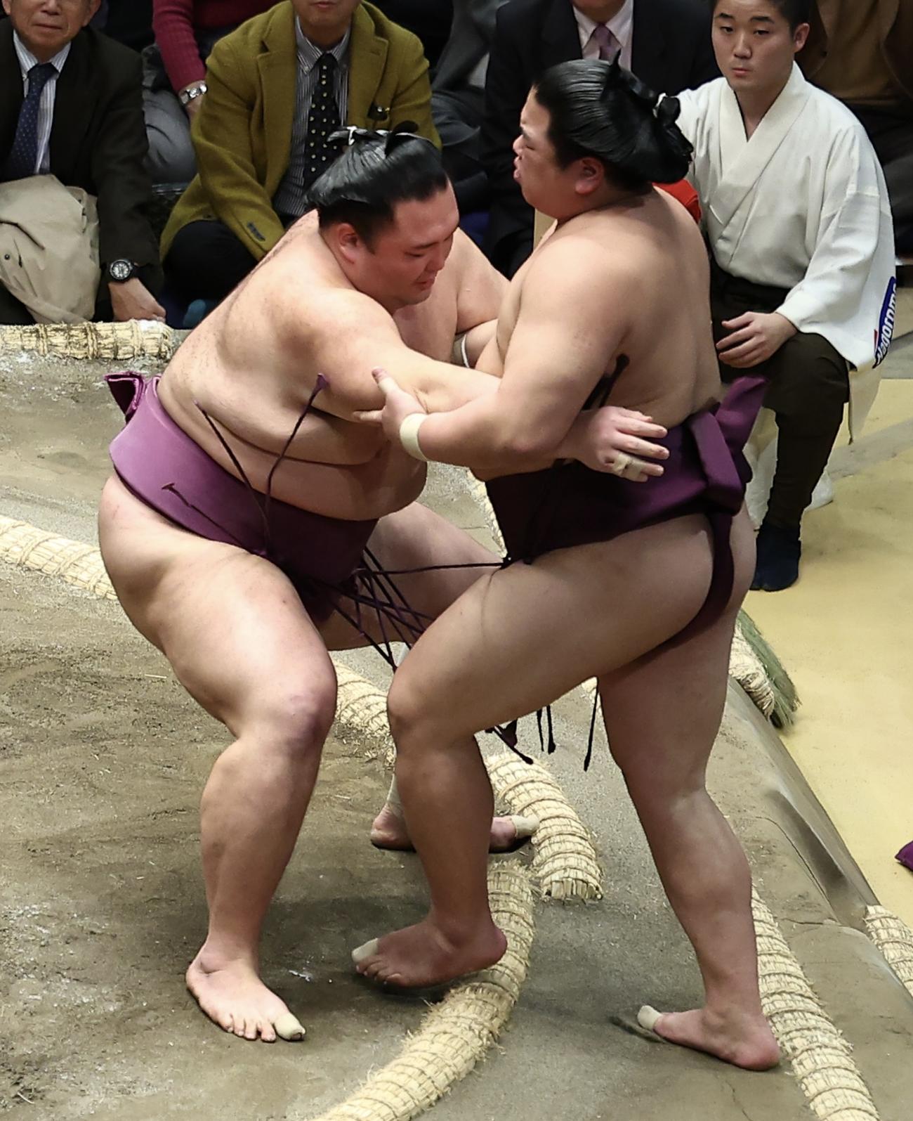 朝乃山（左）平戸海を寄り切りで破る（撮影・河田真司）