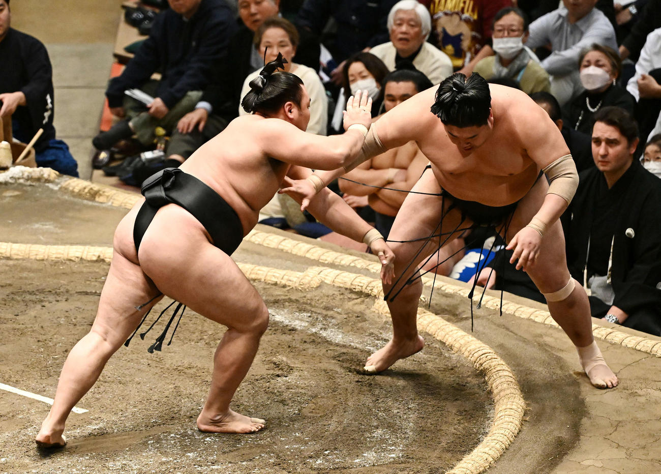 霧島（左）は阿炎を突き落としで破る（撮影・滝沢徹郎）