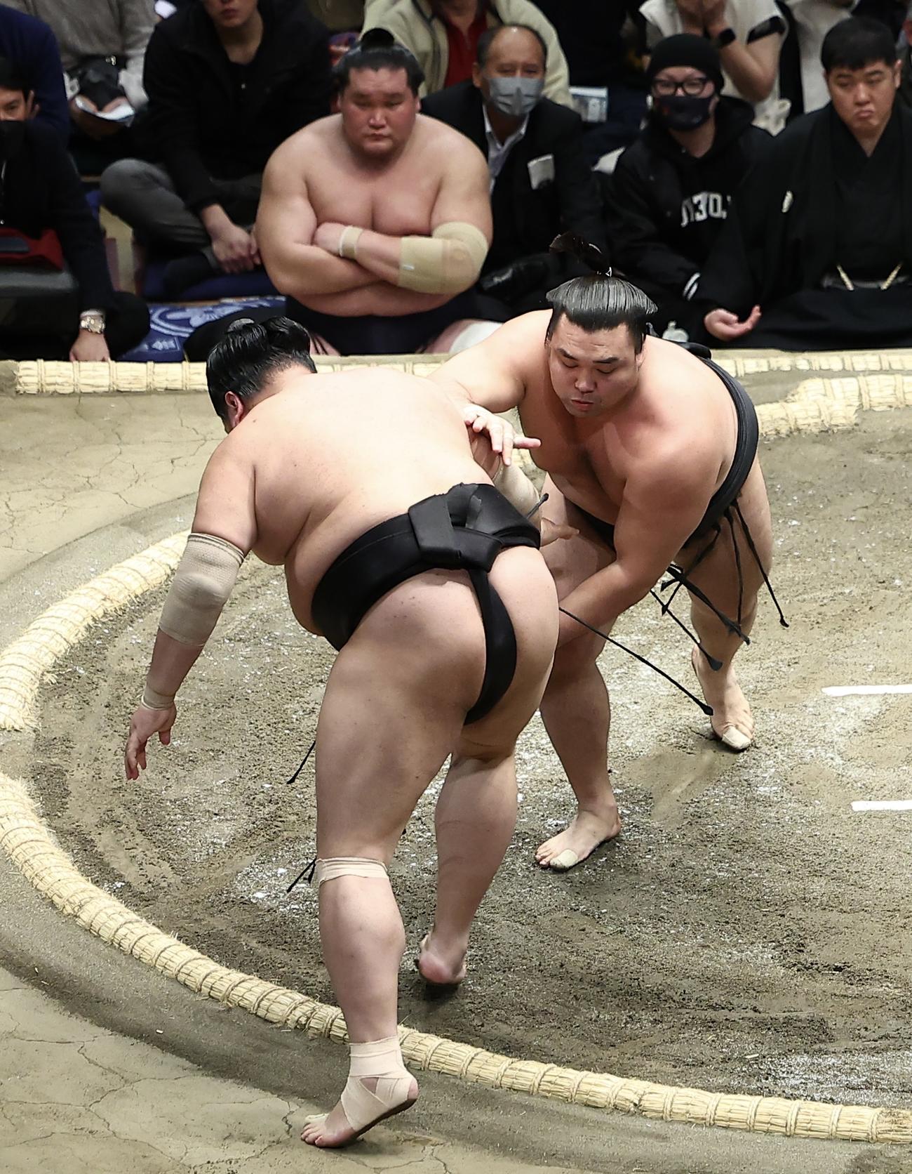 阿炎（左）を突き落としで破る霧島（撮影・河田真司）