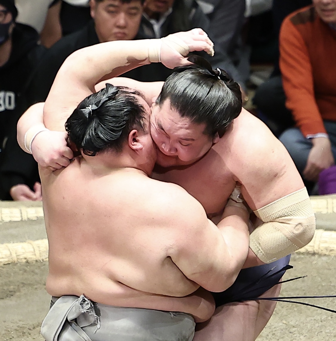 北勝富士（左）を攻める照ノ富士（撮影・河田真司）