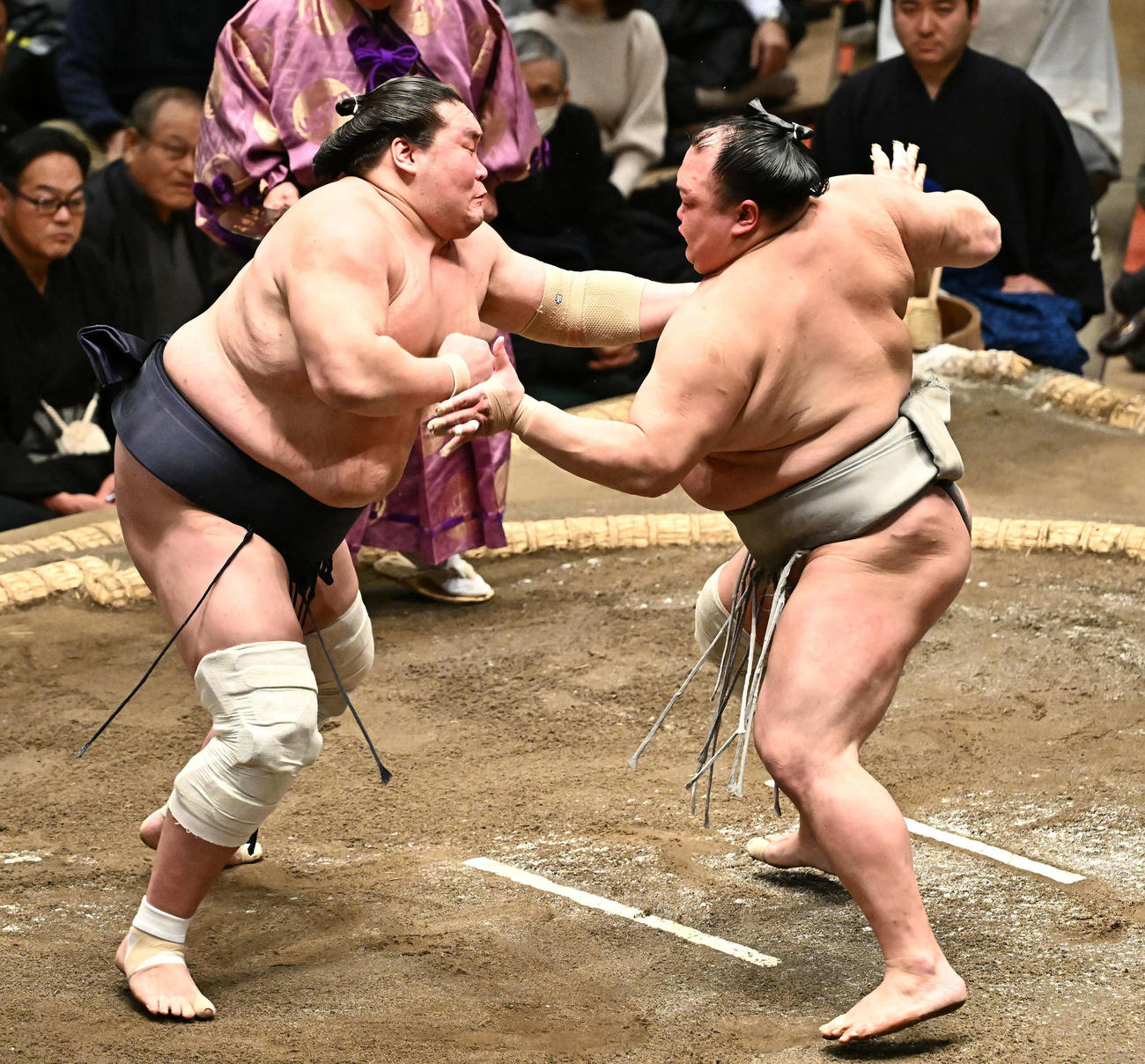 照ノ富士（左）は北勝富士を攻める（撮影・滝沢徹郎）