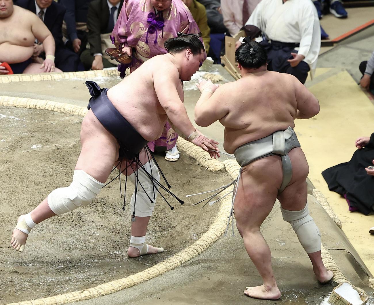 照ノ富士（左）は北勝富士を押し出しで破る（撮影・河田真司）