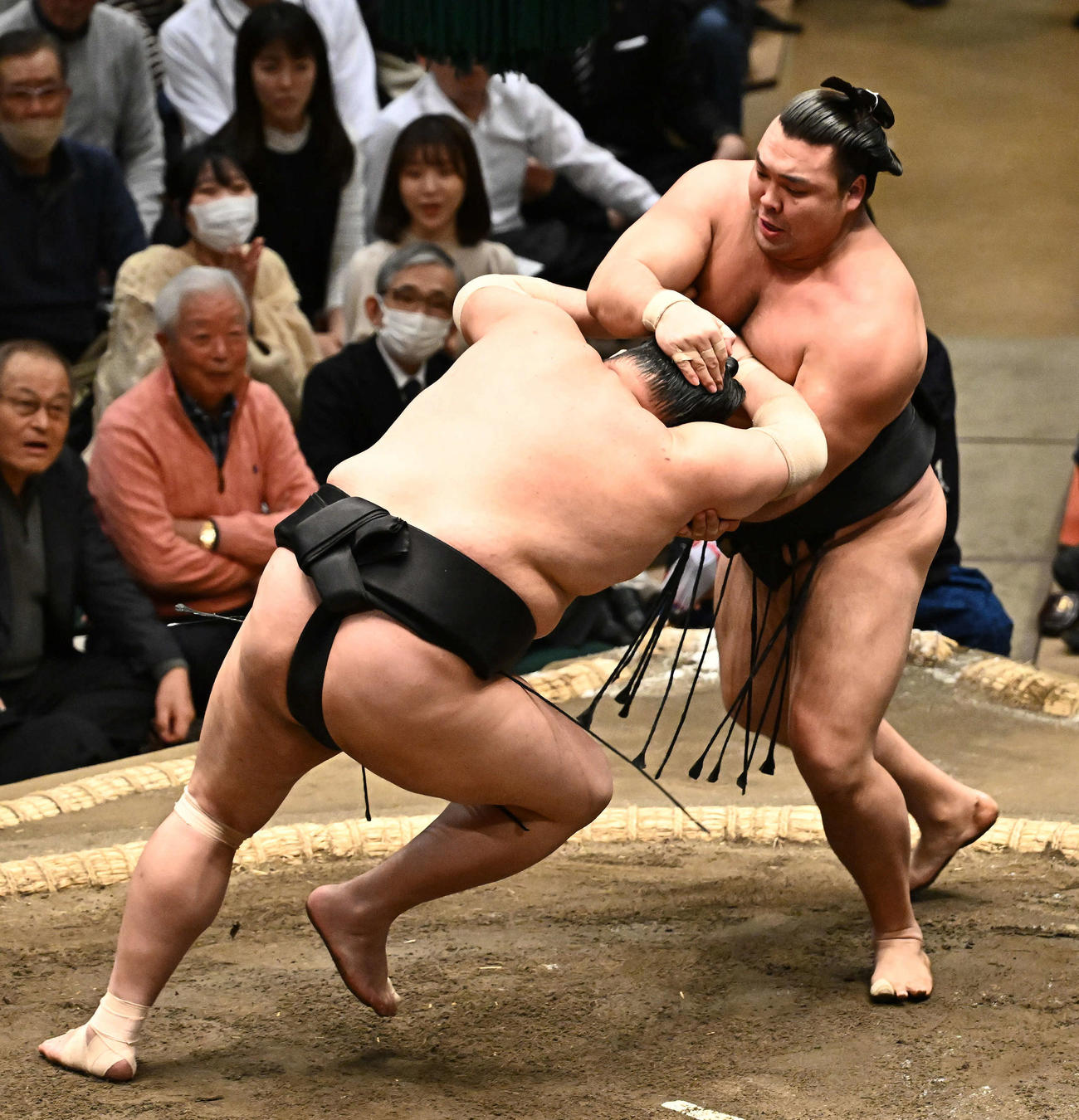 霧島（右）は阿炎を攻める（撮影・滝沢徹郎）