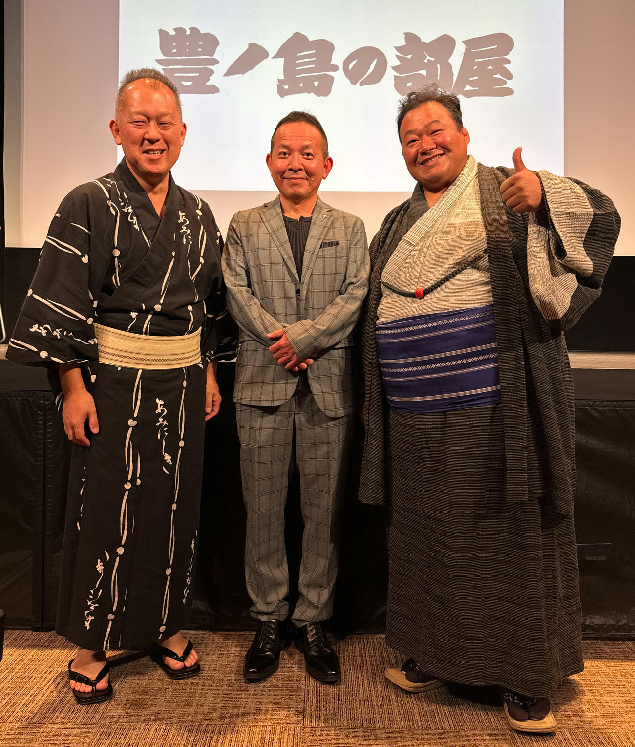 ポーズをとる左から、佐々木一郎記者、豊ノ島、藤井康生アナウンサー