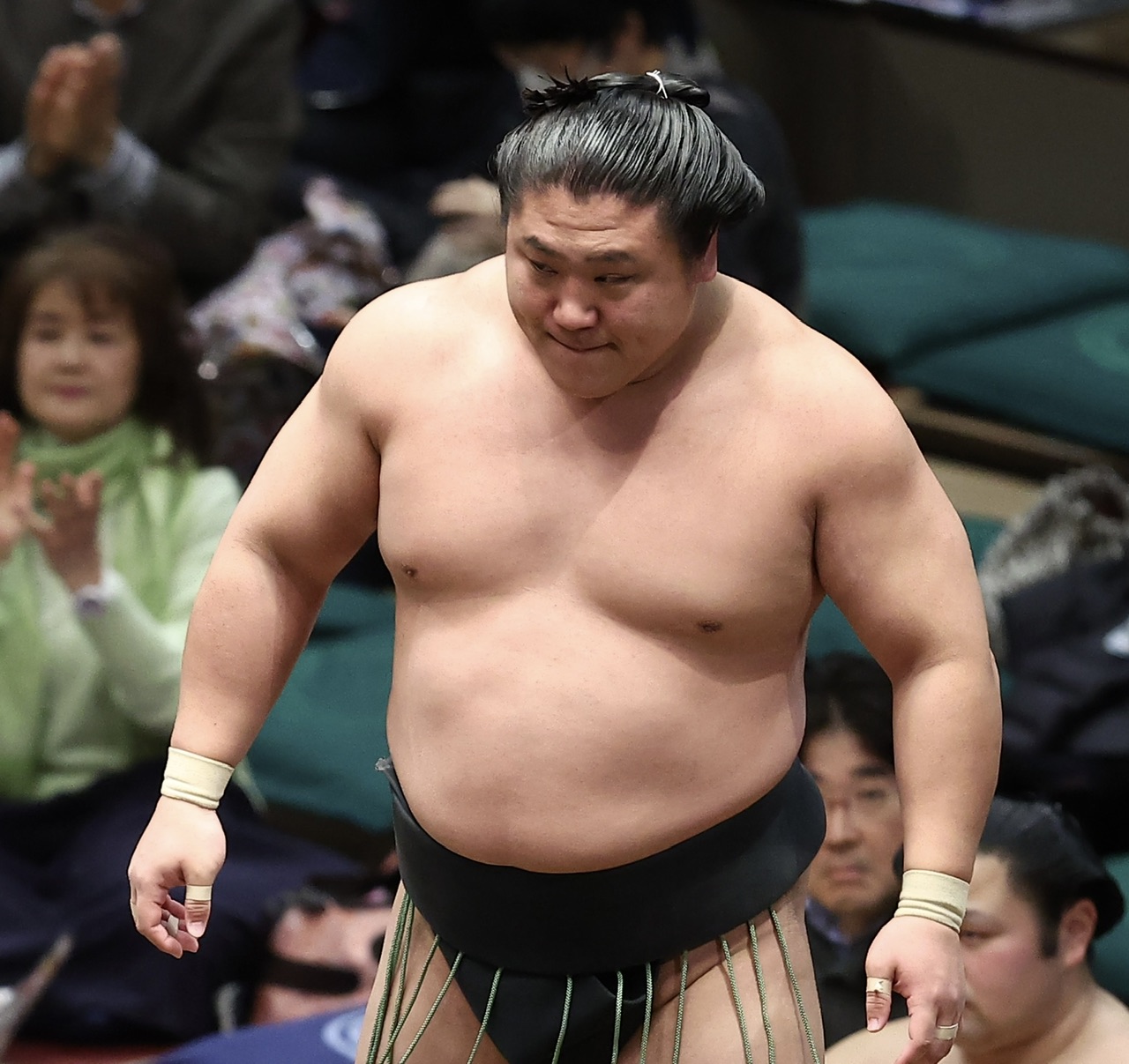 千代栄を押し出しで破る若隆景（撮影・河田真司）