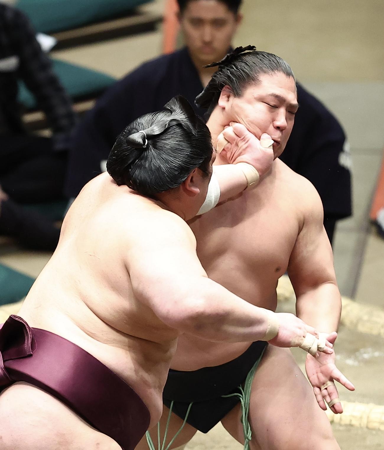 千代栄（左）の攻めに耐える若隆景（撮影・河田真司）