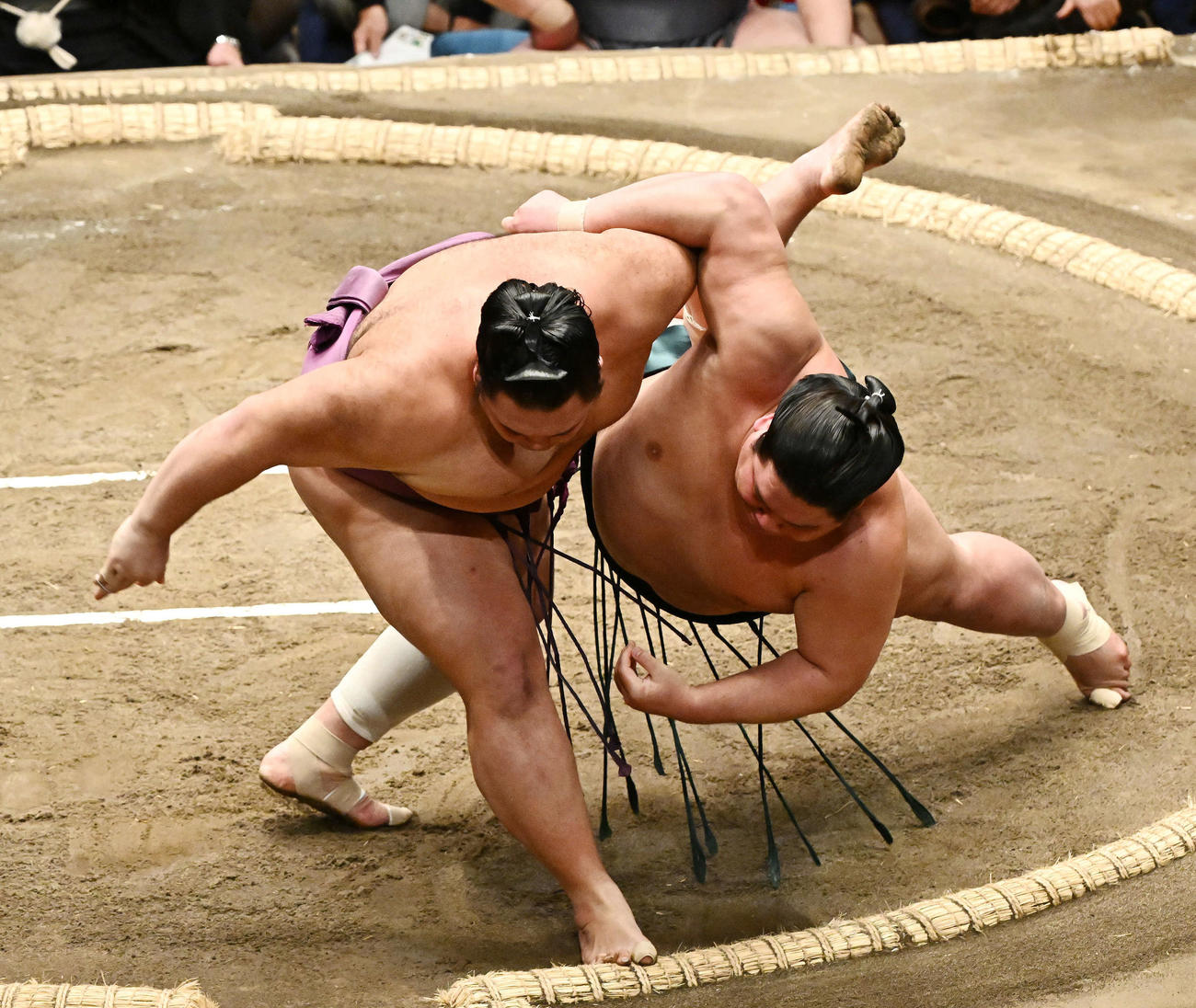朝乃山（左）は錦木を下手投げで破る（撮影・滝沢徹郎）
