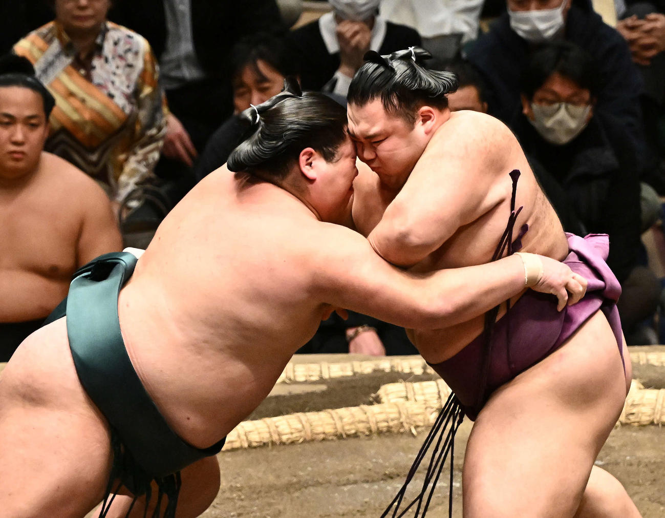 朝乃山（右）は錦木を攻める（撮影・滝沢徹郎）