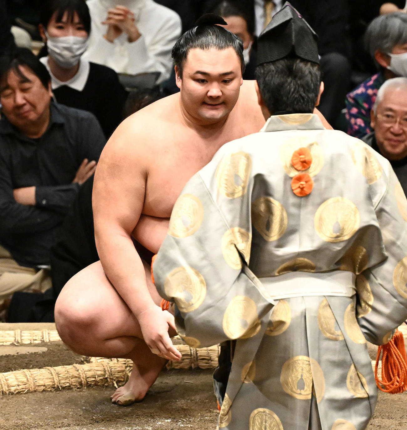 錦木を破り勝ち名乗りを受ける朝乃山（撮影・滝沢徹郎）