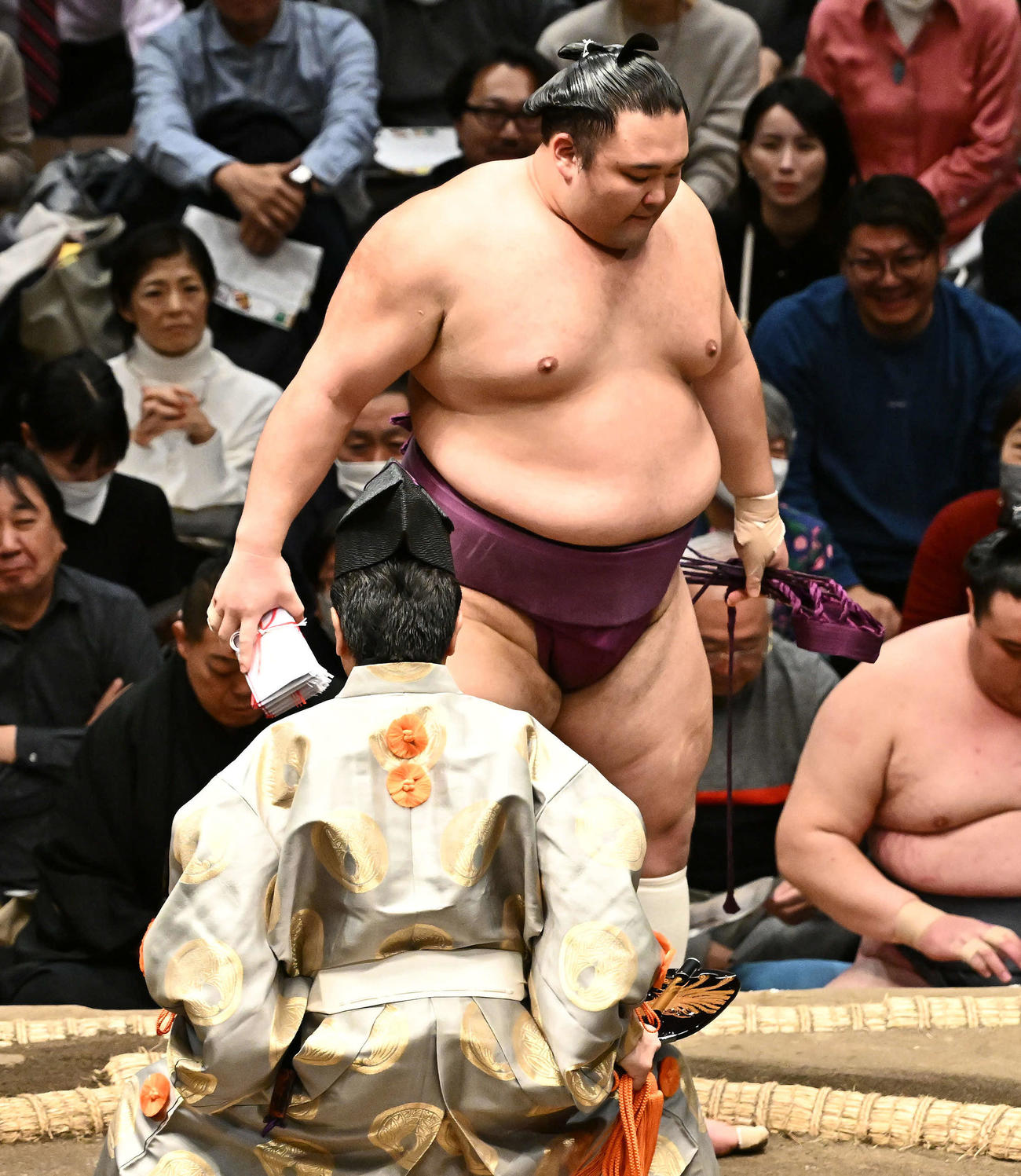 錦木を破り懸賞を手に引き揚げる朝乃山（撮影・滝沢徹郎）