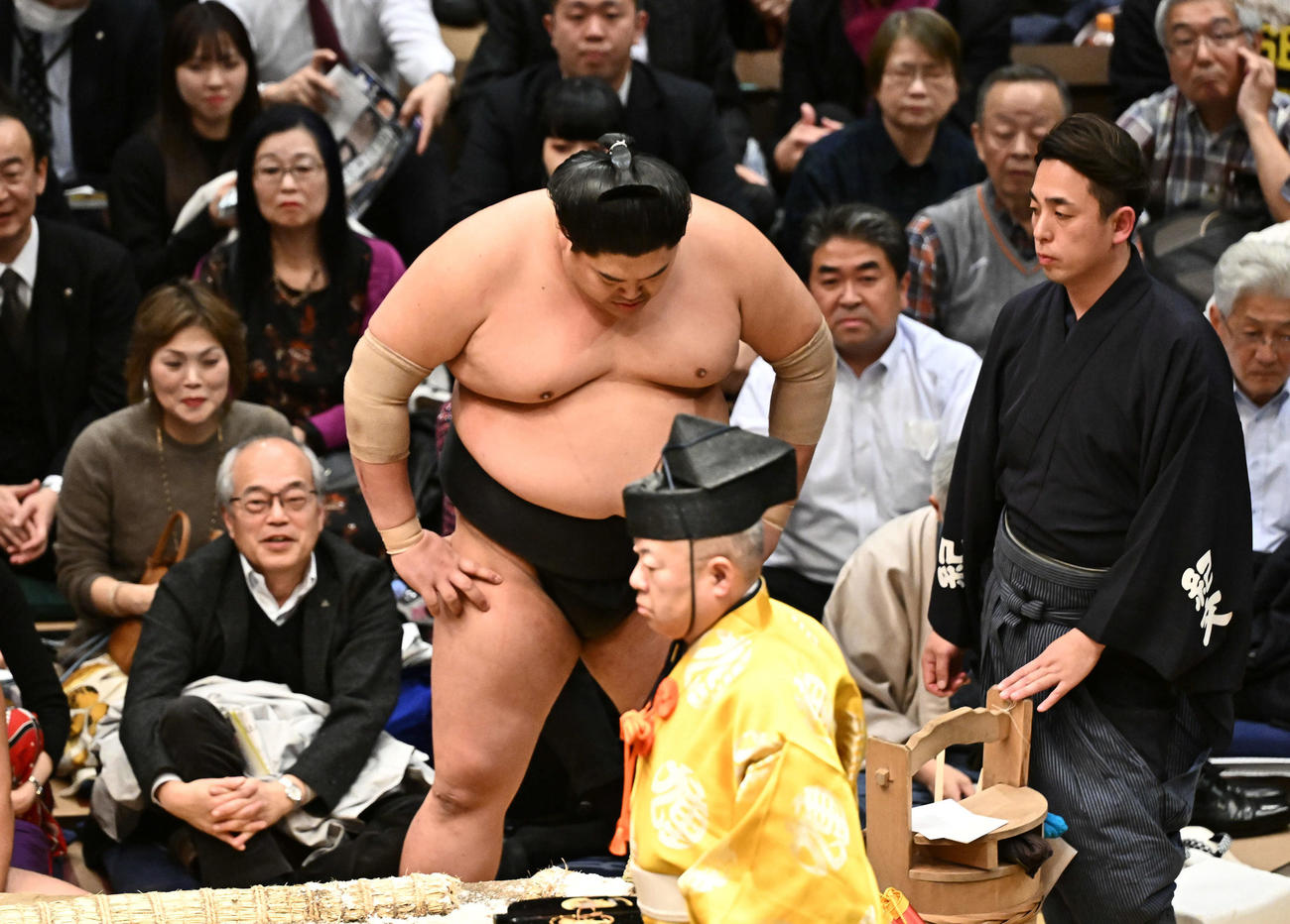 豊昇龍を破り呼吸を整える阿炎（撮影・滝沢徹郎）