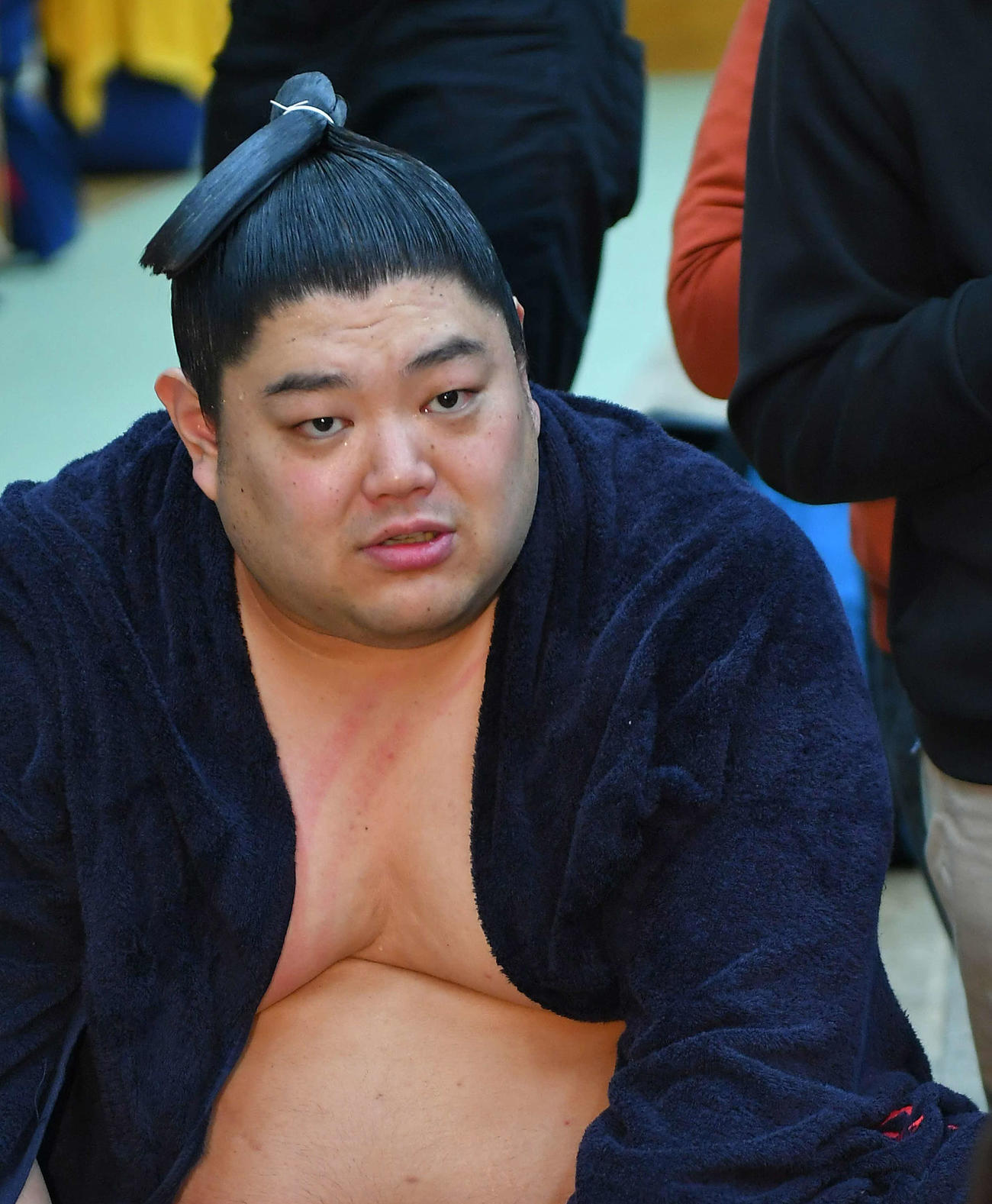支度部屋で記者の質問に答える阿炎