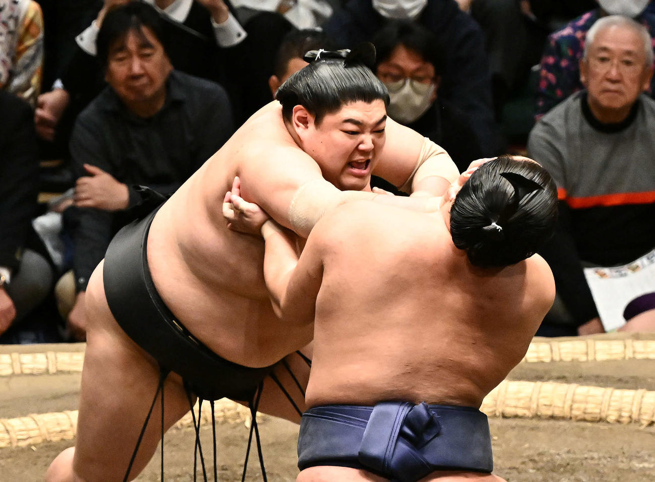 阿炎（左）は豊昇龍を攻める（撮影・滝沢徹郎）