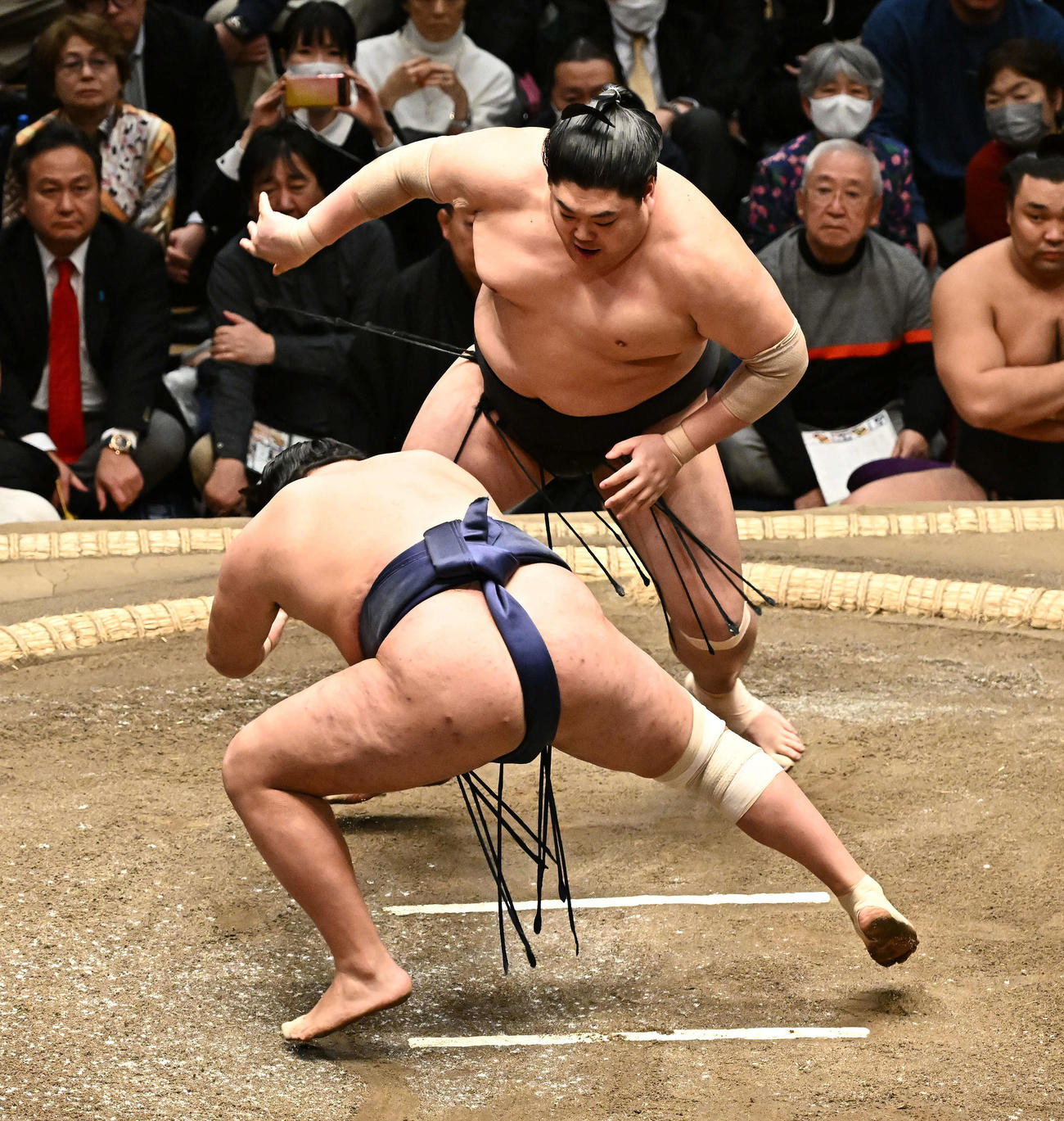 阿炎（後方）は豊昇龍を引き落としで破る（撮影・滝沢徹郎）