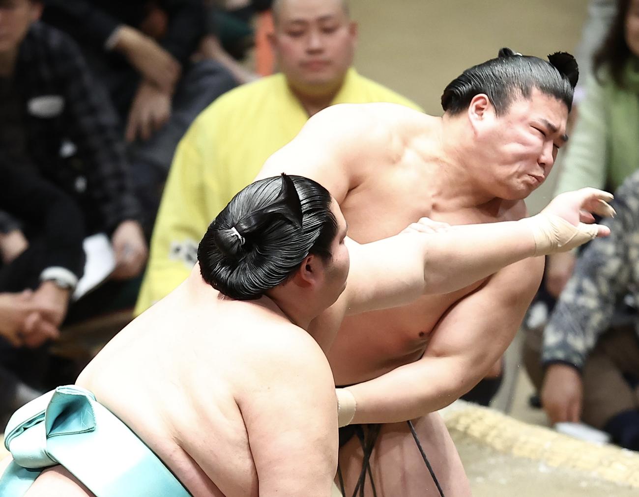 琴ノ若（手前）の攻めに耐える若元春（撮影・河田真司）