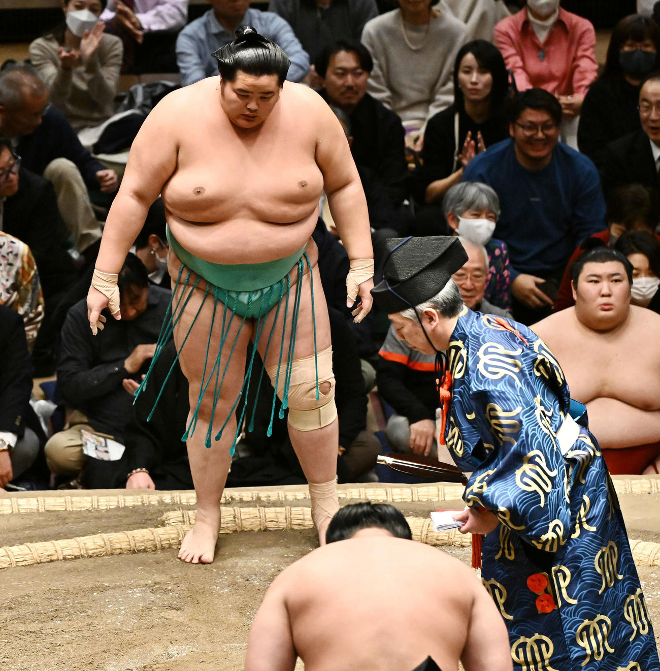 若元春（手前）に敗れた琴ノ若（撮影・滝沢徹郎）