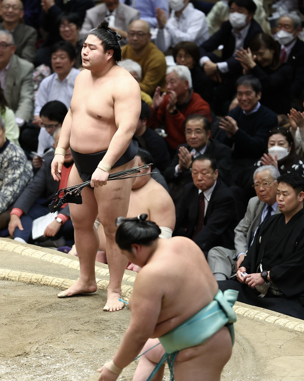 琴ノ若（手前）を押し出しで破る若元春（撮影・河田真司）