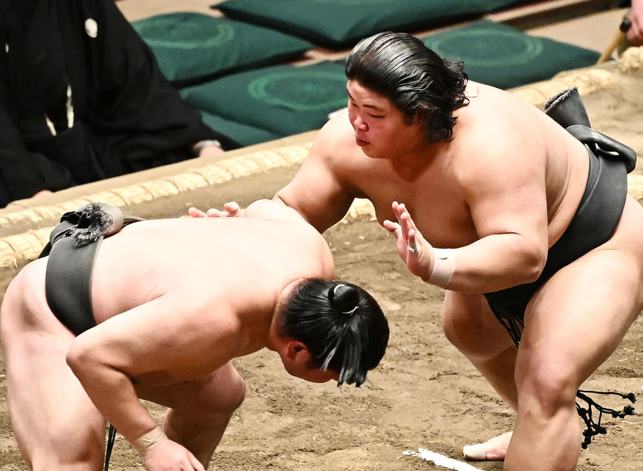 伯桜鵬（右）は北はり磨を攻める（撮影・滝沢徹郎）