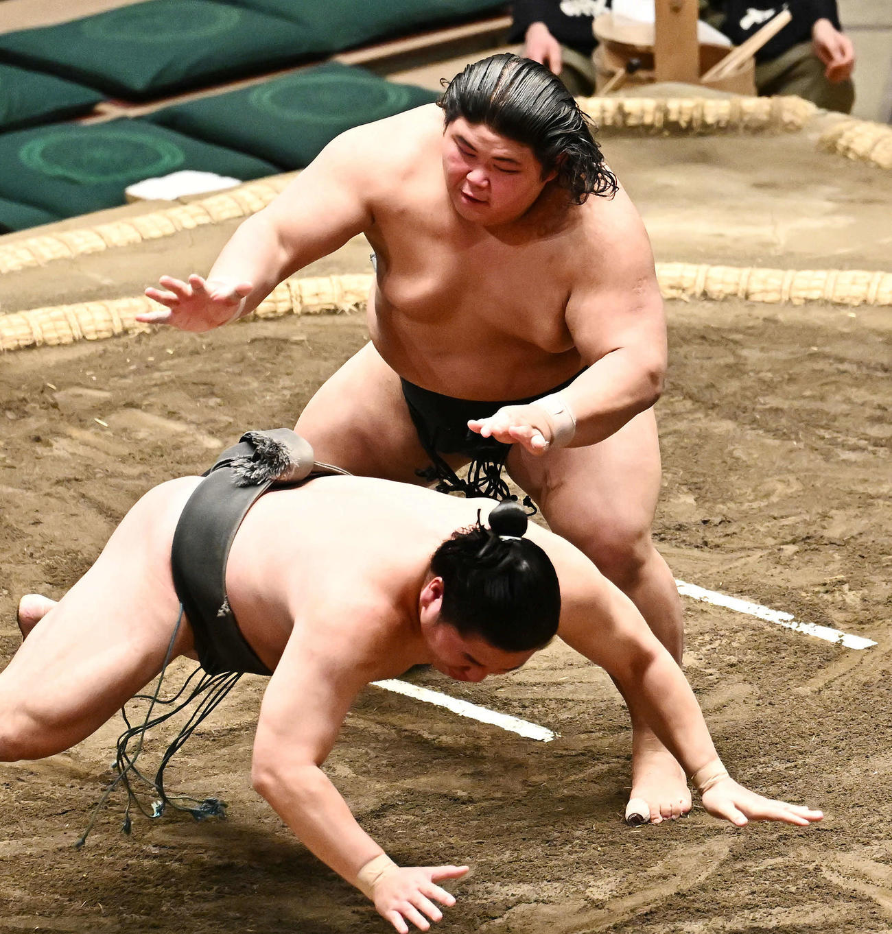 伯桜鵬（上）は北はり磨を突き落としで破る（撮影・滝沢徹郎）