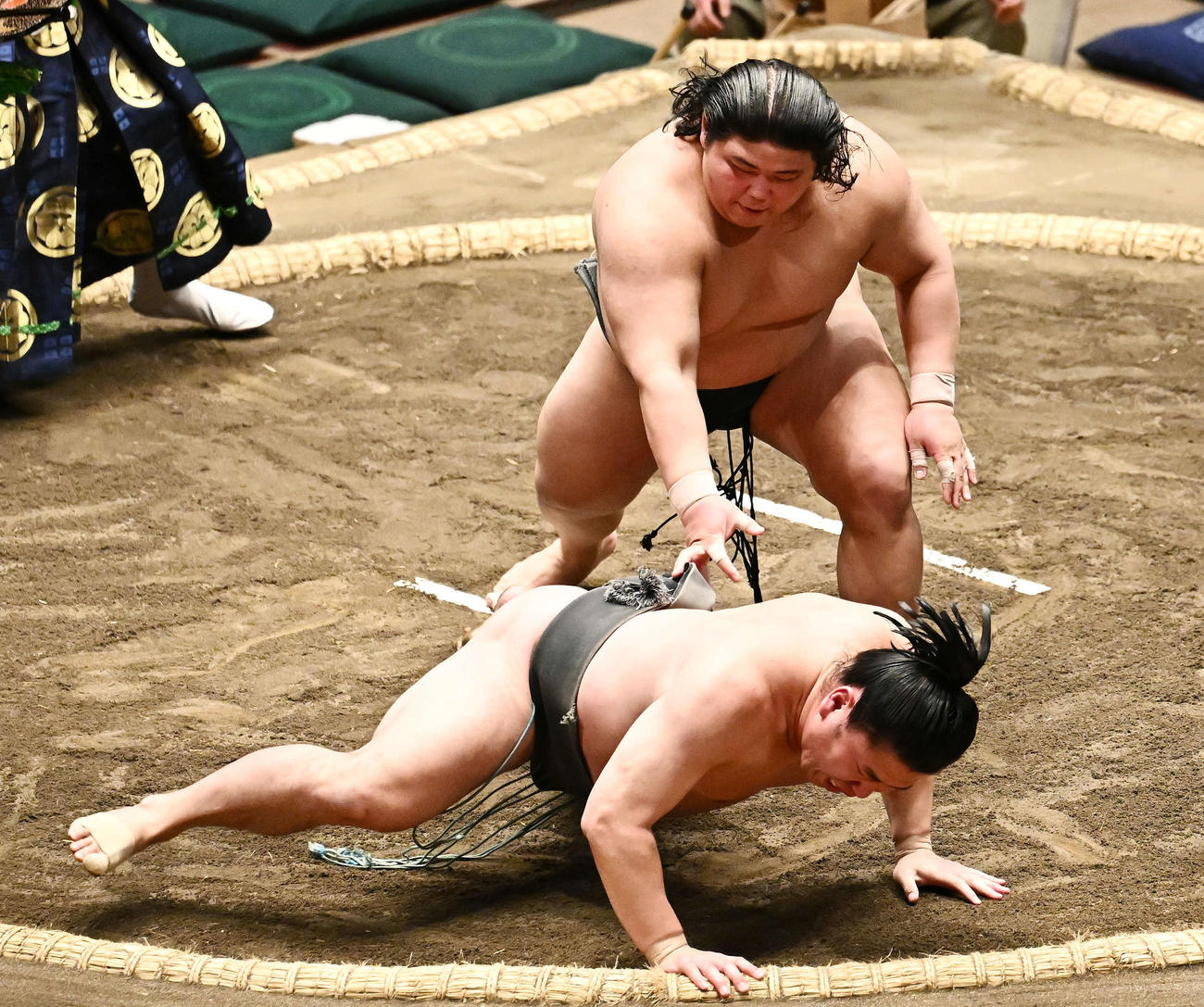 伯桜鵬（上）は北はり磨を突き落としで破る（撮影・滝沢徹郎）