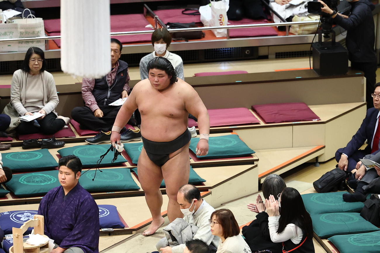 北はり磨を突き落としで破り、花道から引き揚げる伯桜鵬（撮影・河田真司）