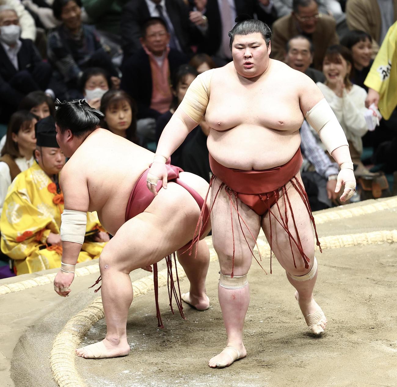 大相撲初場所6日目　大栄翔（左）を突き落としで破る熱海富士（2024年1月19日撮影）