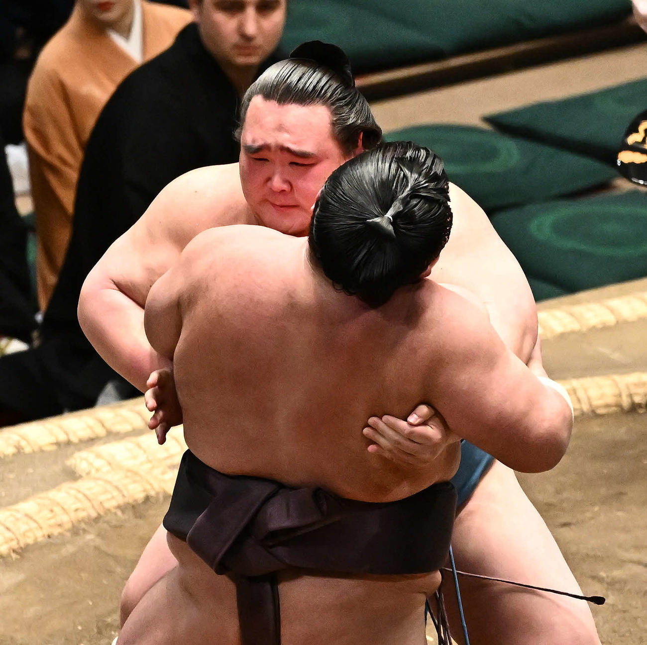 白熊（後方）は紫雷を攻める（撮影・滝沢徹郎）