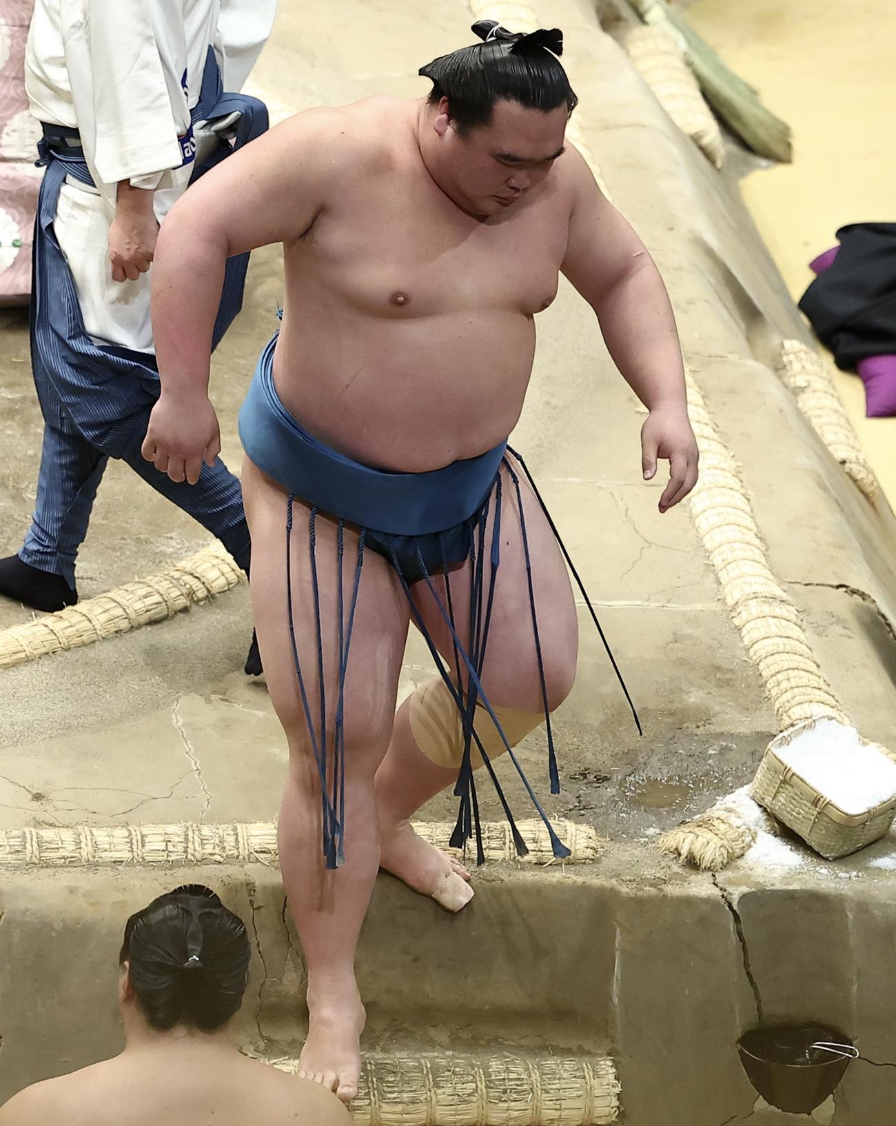 紫雷を寄り切りで破り、土俵から引き揚げる白熊（撮影・河田真司）