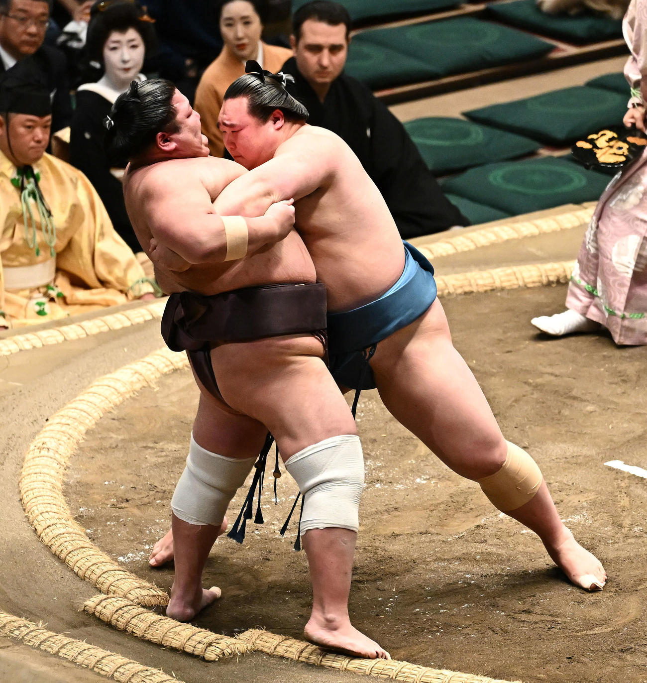 白熊（右）は紫雷を寄り切りで破る（撮影・滝沢徹郎）