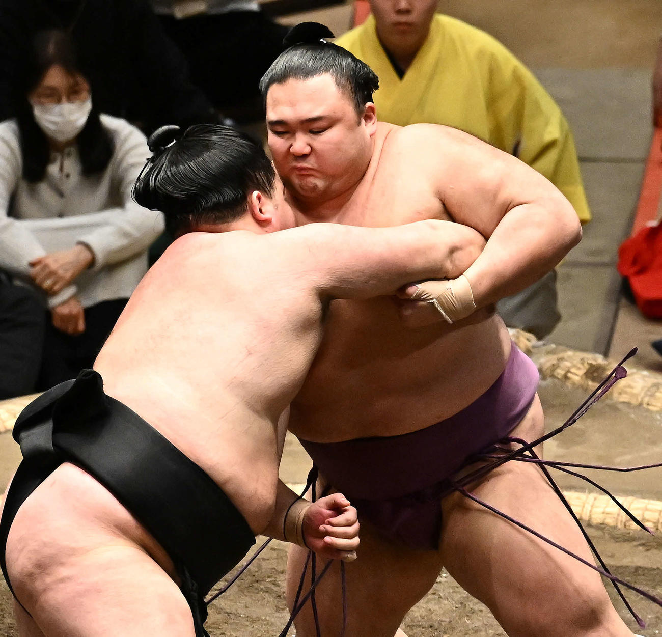 朝乃山（右）は明生を攻める（撮影・滝沢徹郎）