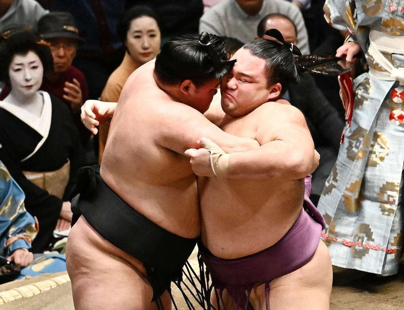 朝乃山（右）は明生を攻める（撮影・滝沢徹郎）